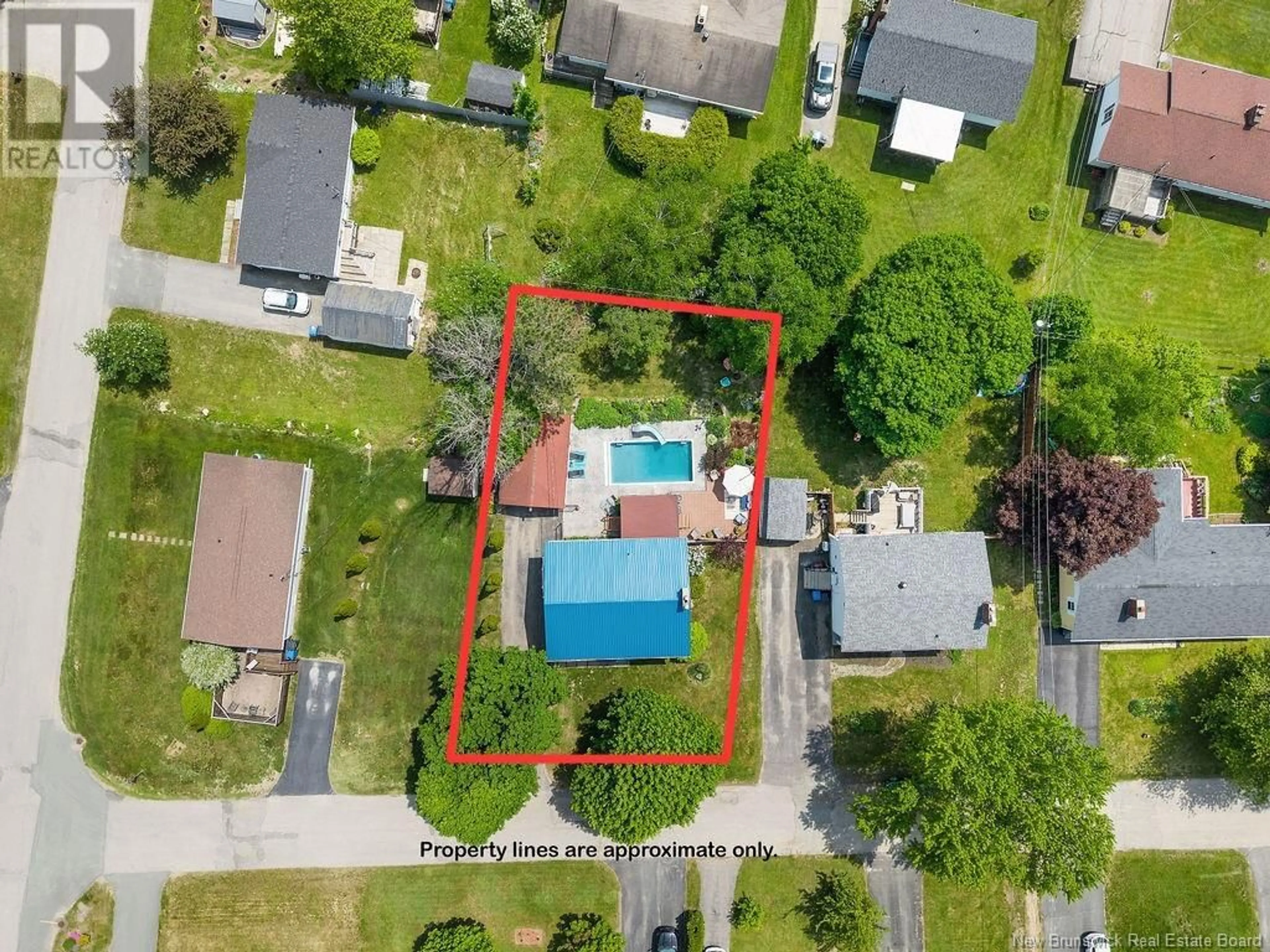 A pic from outside/outdoor area/front of a property/back of a property/a pic from drone, street for 284 TROY AVENUE, Newcastle New Brunswick E1V3S4