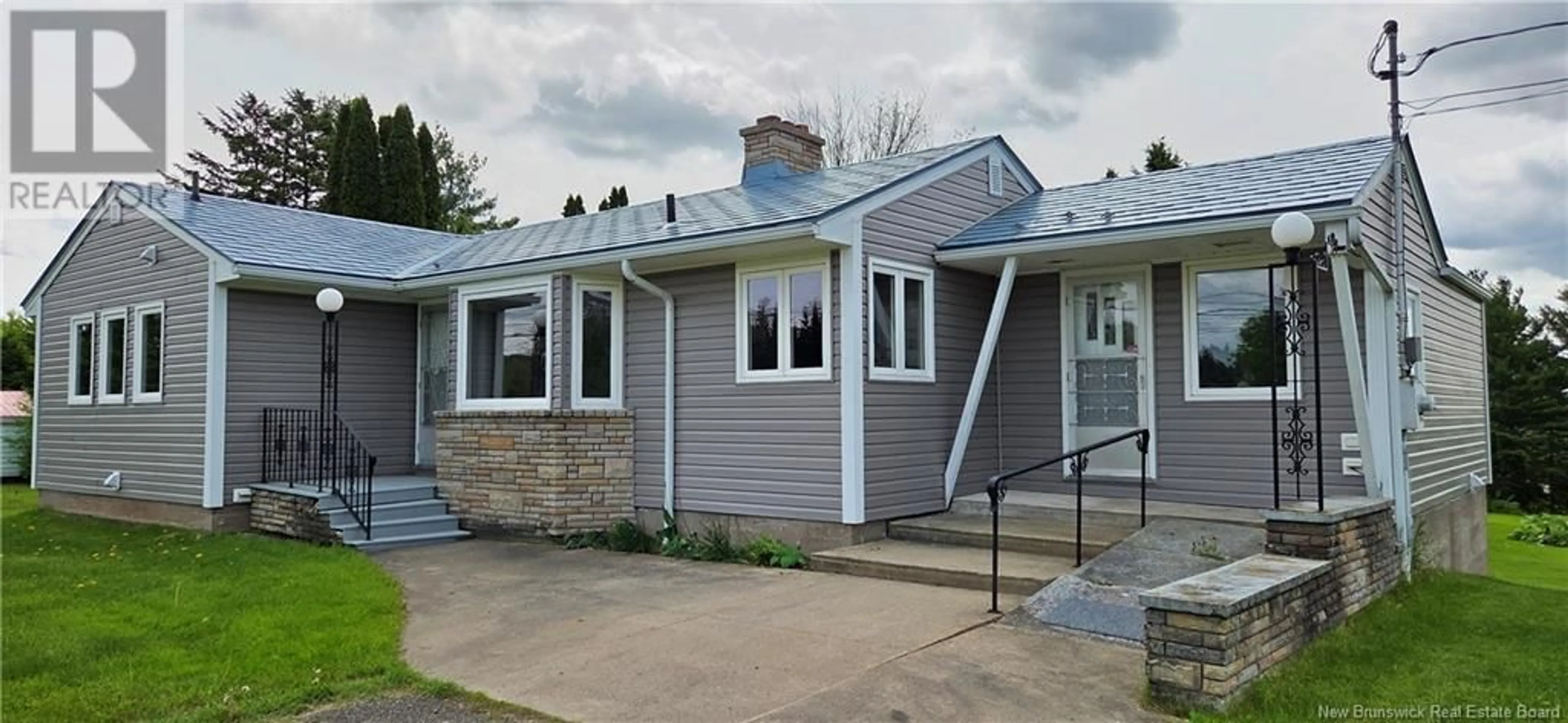 Home with vinyl exterior material, street for 1462 SALISBURY ROAD, Moncton New Brunswick E1E4P8