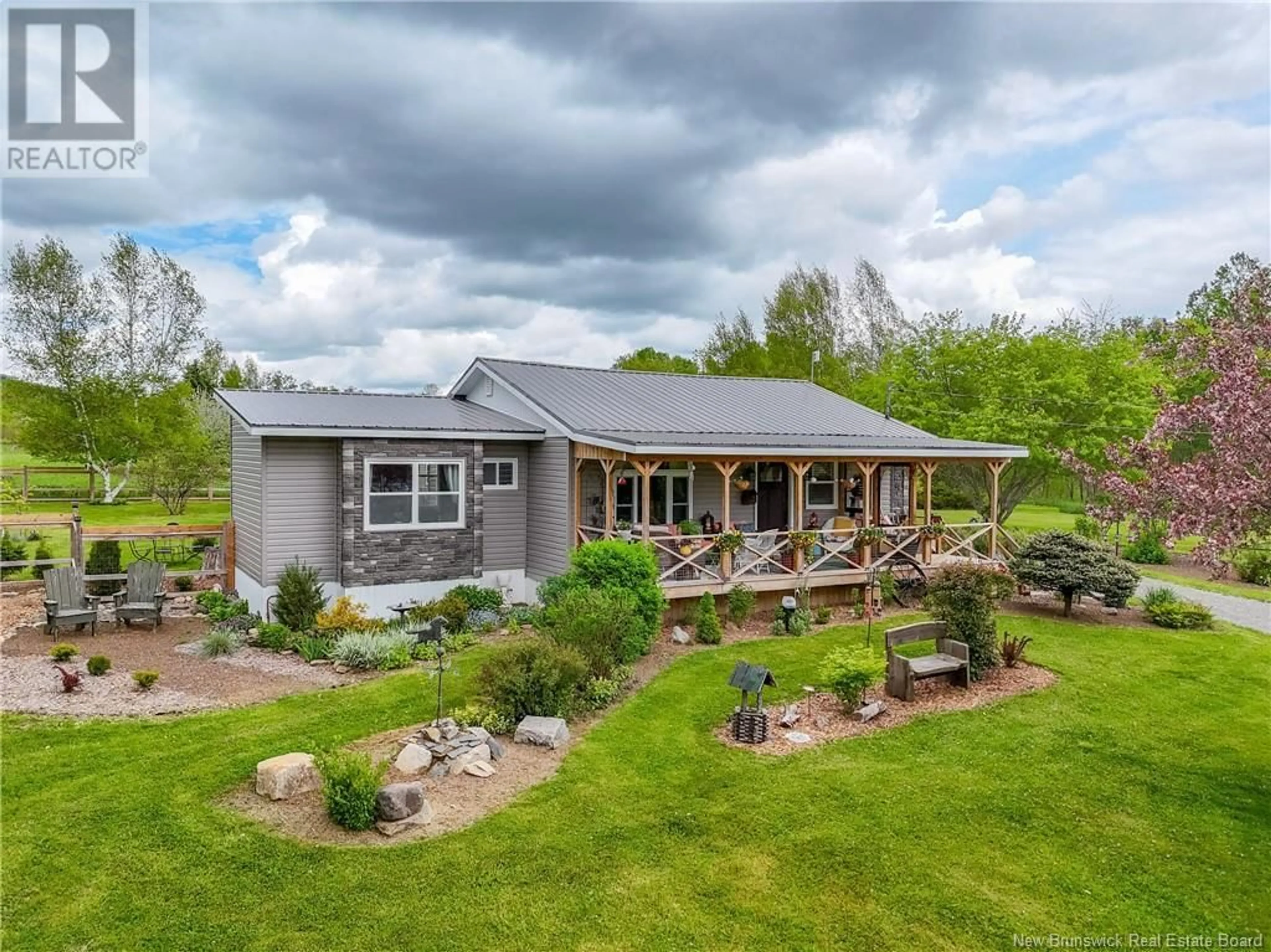 A pic from outside/outdoor area/front of a property/back of a property/a pic from drone, unknown for 1372 ROUTE 105, Southampton New Brunswick E6G1L8