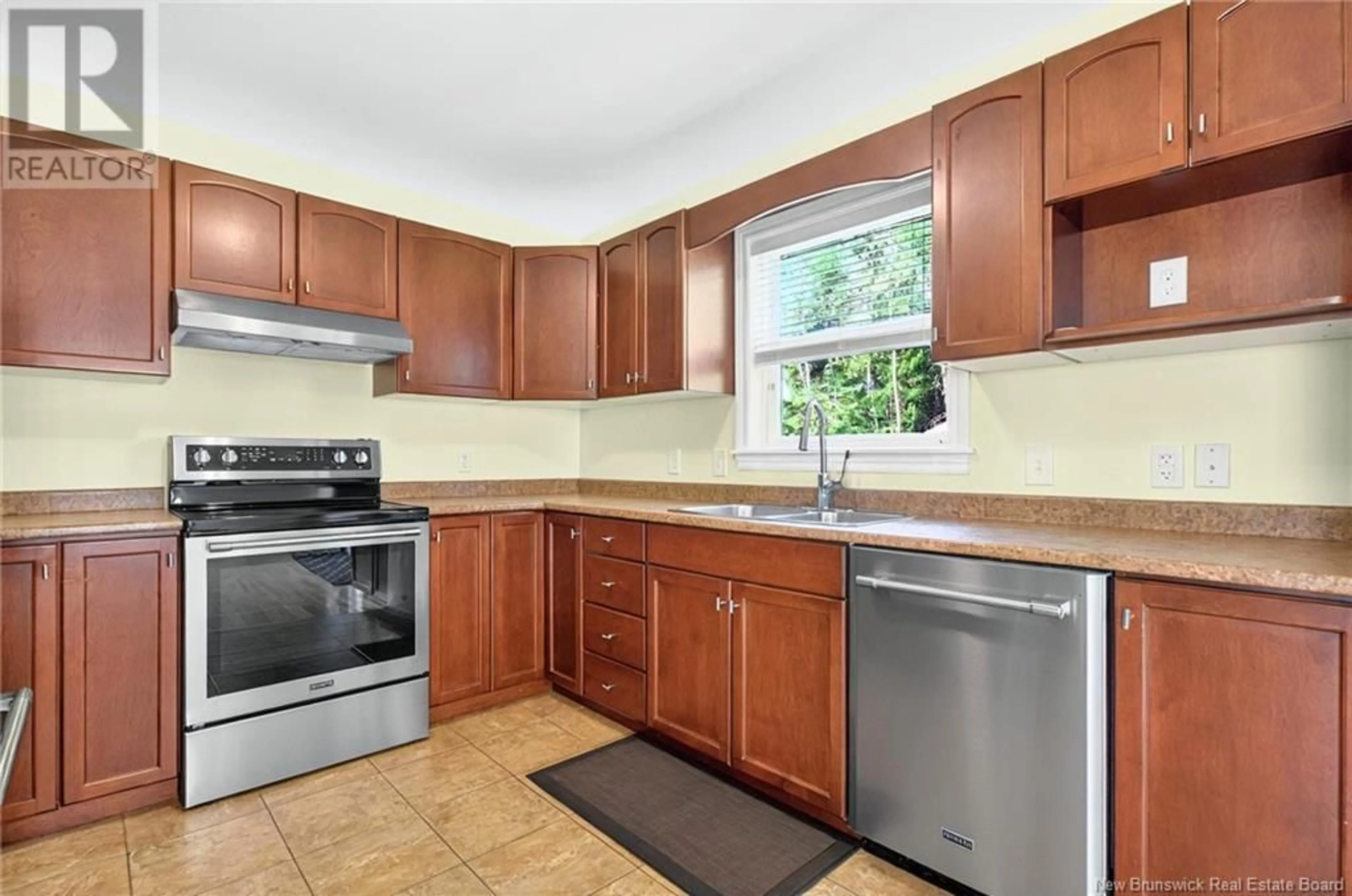Standard kitchen, ceramic/tile floor for 124 FORTUNE, Dieppe New Brunswick E1A8T8