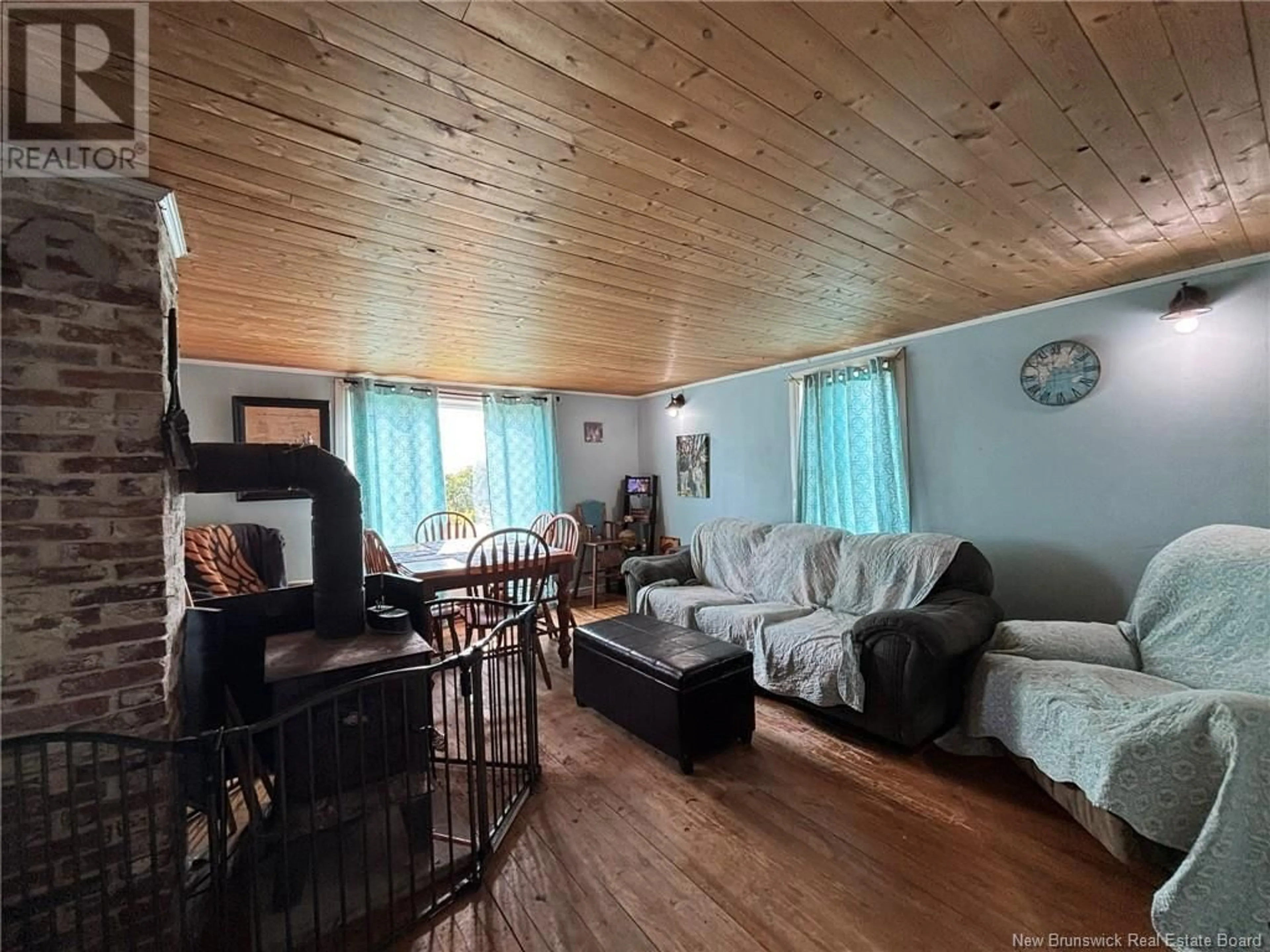 Living room with furniture, wood/laminate floor for 500 ROUTE 776, Grand Manan New Brunswick E5G4K8