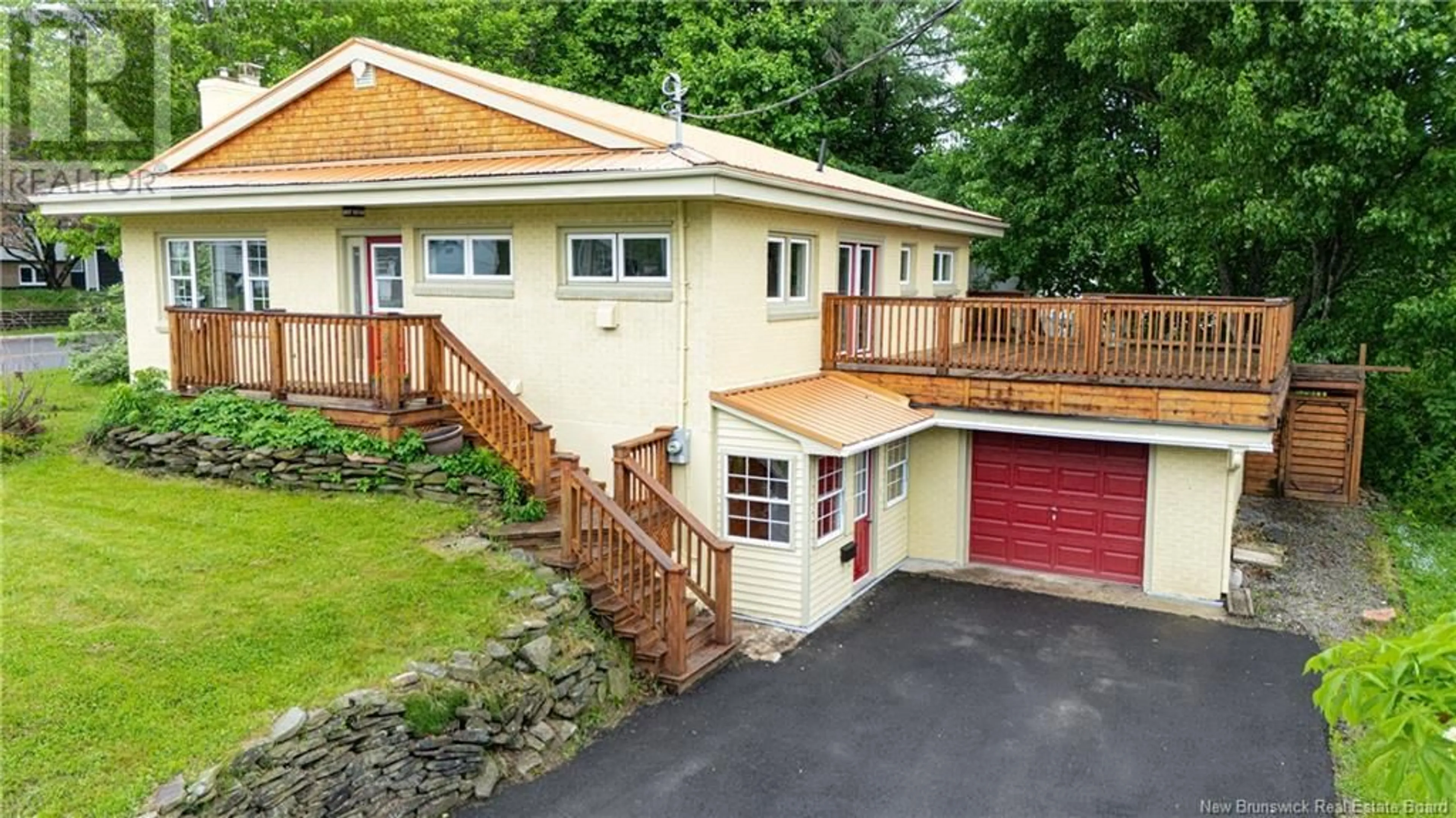 A pic from outside/outdoor area/front of a property/back of a property/a pic from drone, street for 897 YORK STREET, Fredericton New Brunswick E3B3R9