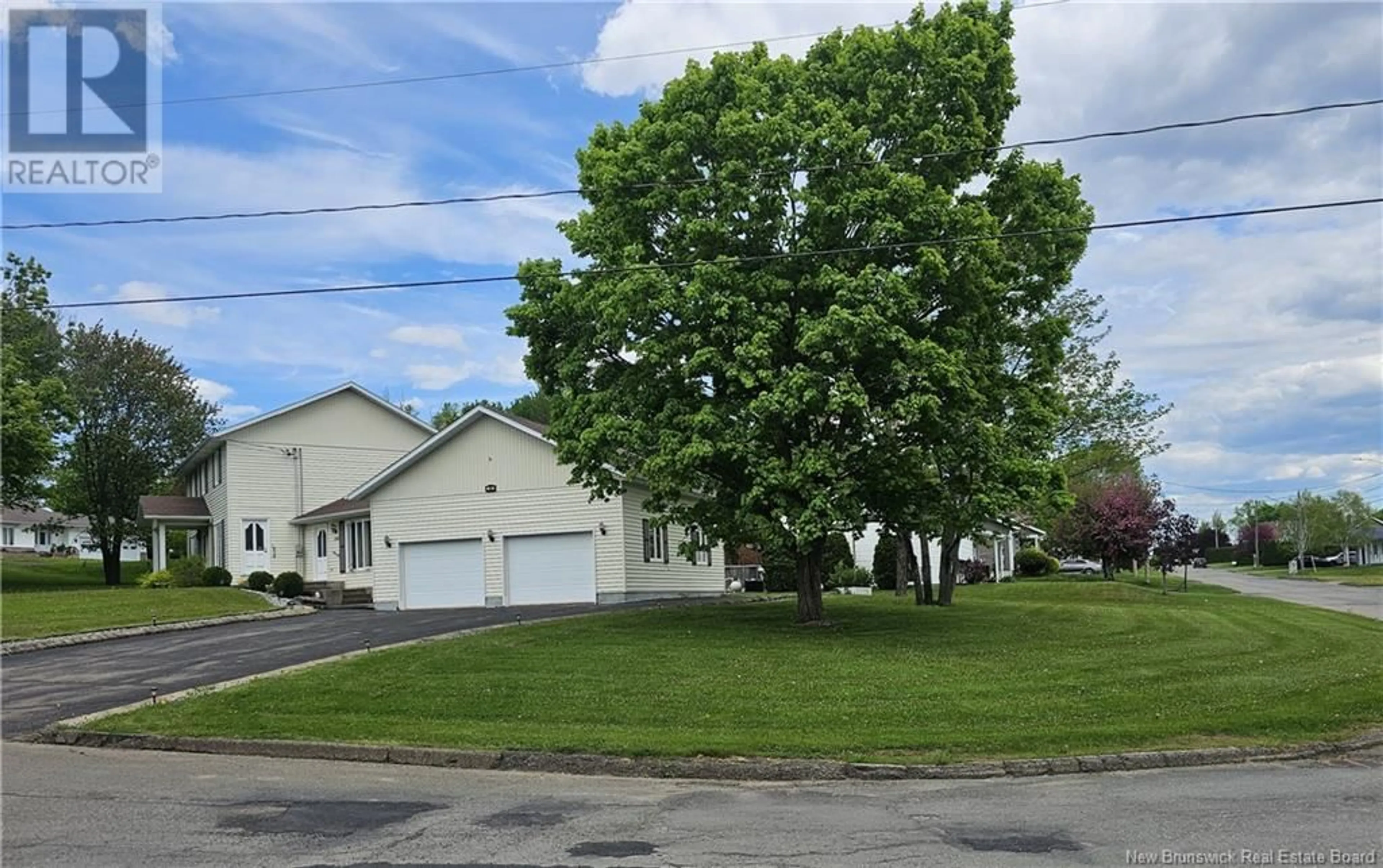A pic from outside/outdoor area/front of a property/back of a property/a pic from drone, street for 140 BELAIR STREET, Grand-Sault/Grand Falls New Brunswick E3Y1B8