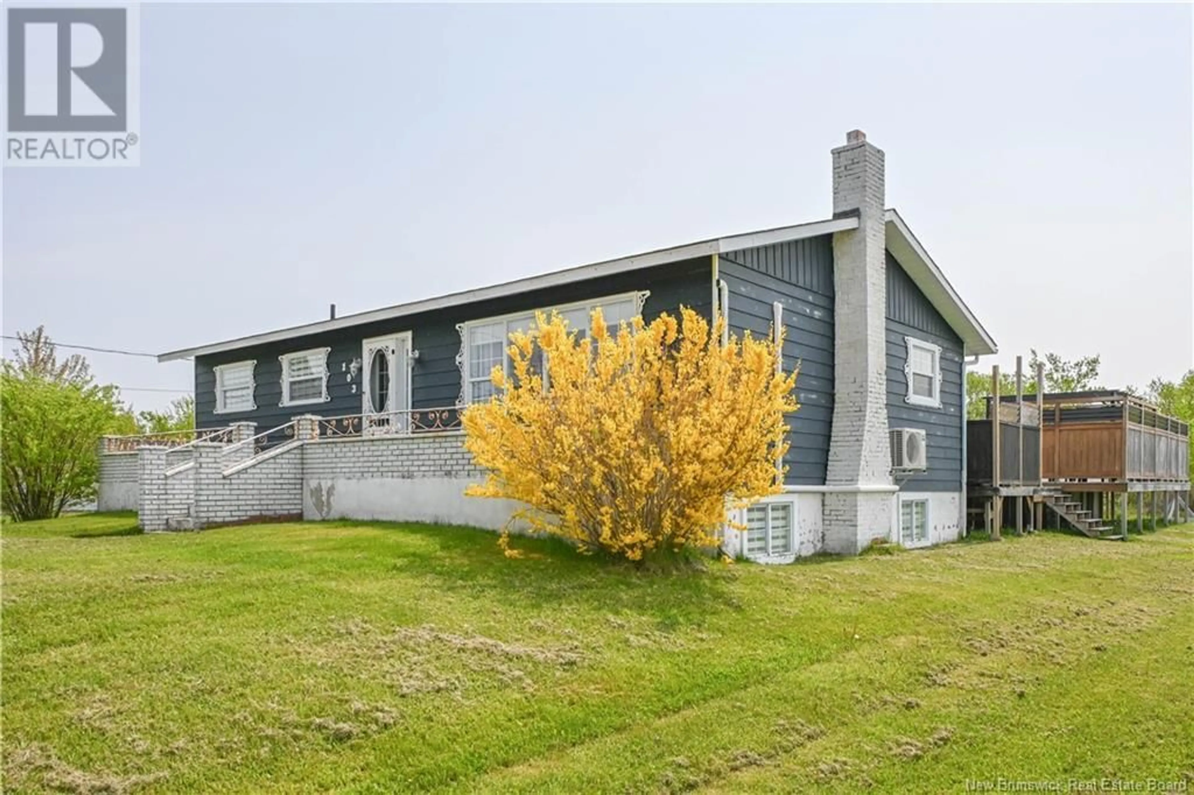 Home with vinyl exterior material, unknown for 103 RUE DU PÊCHEUR N., Lamèque New Brunswick E8T1K6