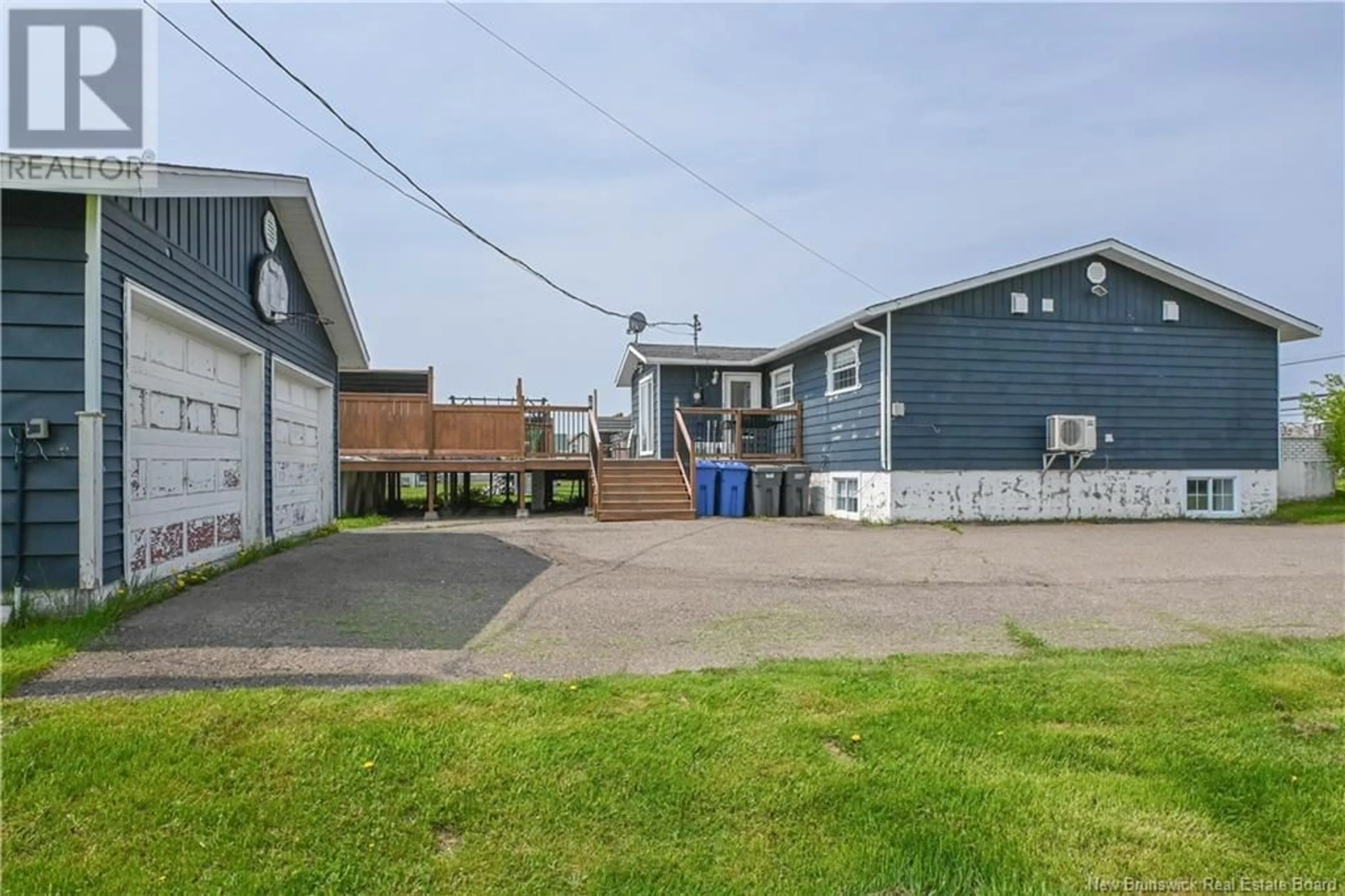 A pic from outside/outdoor area/front of a property/back of a property/a pic from drone, street for 103 RUE DU PÊCHEUR N., Lamèque New Brunswick E8T1K6