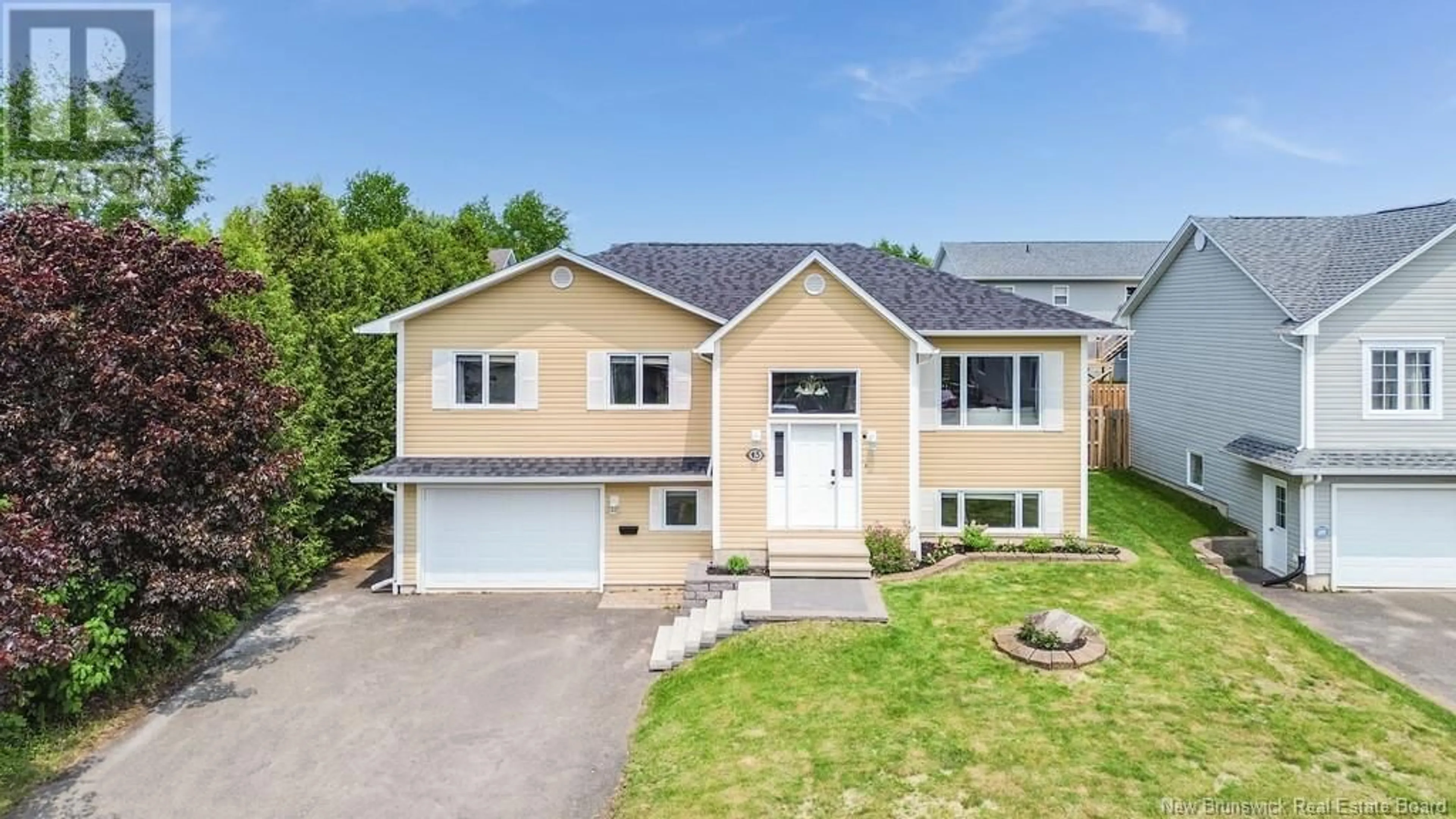 Home with vinyl exterior material, street for 45 WILLINGDON STREET, Oromocto New Brunswick E2V2S2