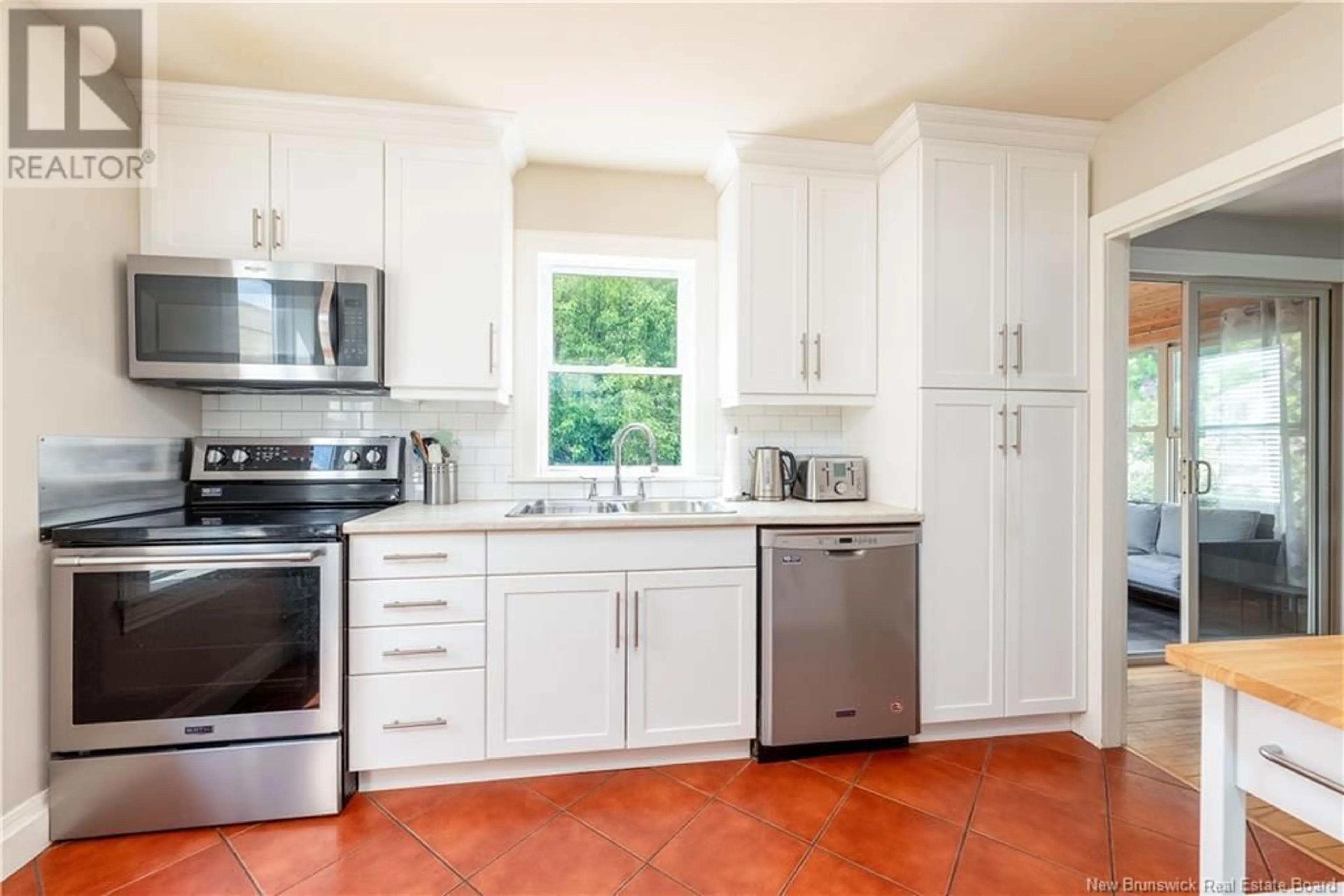 Standard kitchen, ceramic/tile floor for 228 BAYVIEW COURT, Shediac New Brunswick E4P1G3