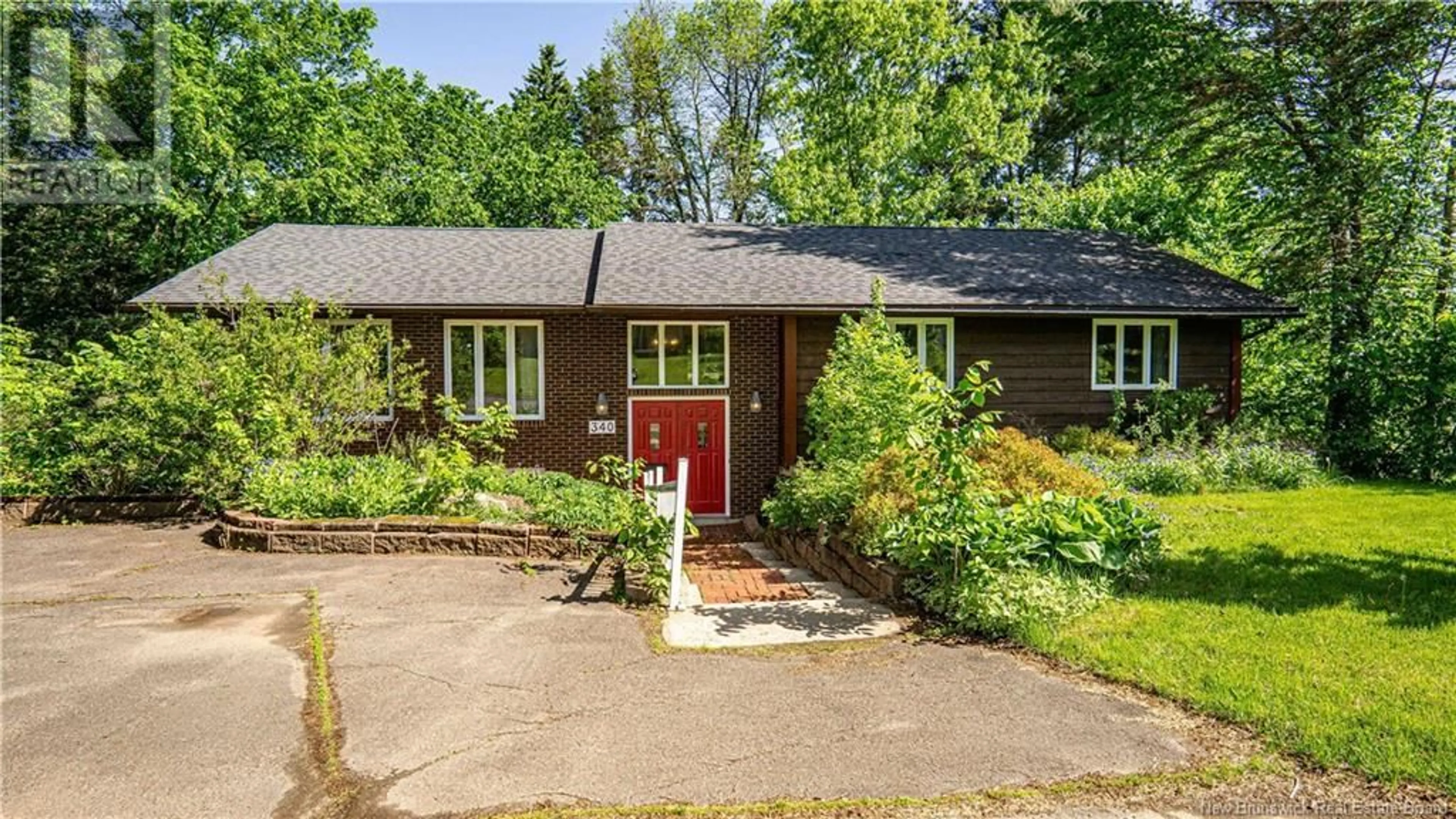 A pic from outside/outdoor area/front of a property/back of a property/a pic from drone, street for 340 MACDONALD AVENUE, Oromocto New Brunswick E2V2J3