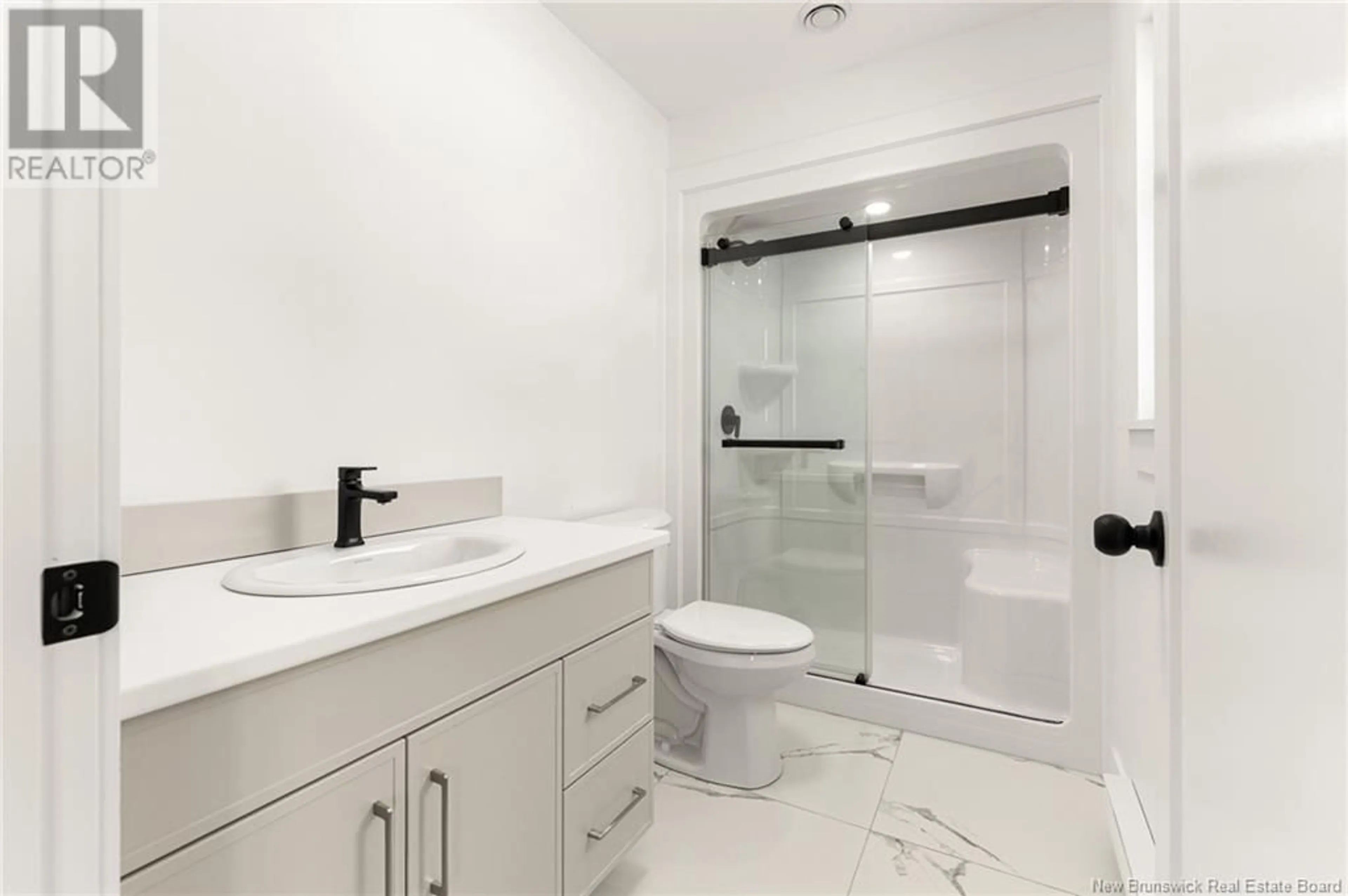 Contemporary bathroom, ceramic/tile floor for 107 BEAU DOMAINE, Dieppe New Brunswick E1A9H5
