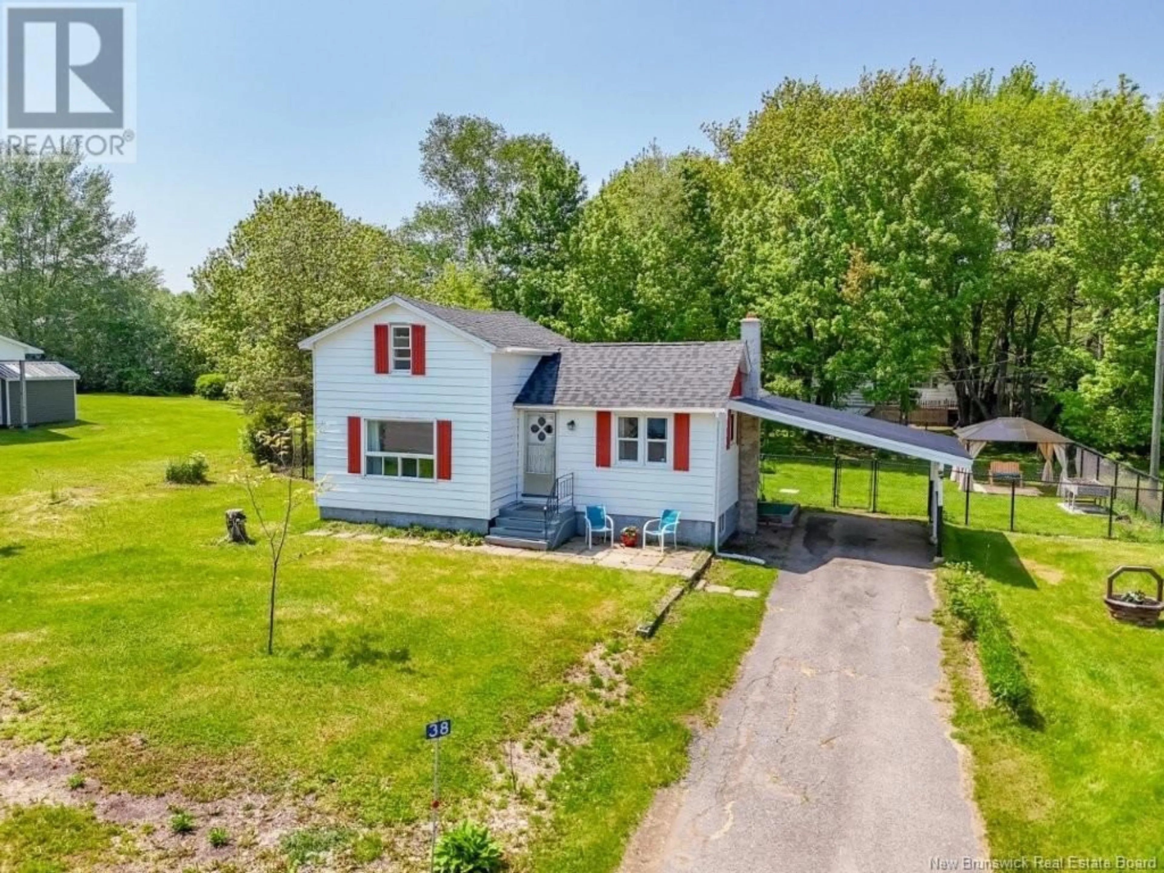 A pic from outside/outdoor area/front of a property/back of a property/a pic from drone, street for 38 CHESTNUT STREET, Minto New Brunswick E4B3L5