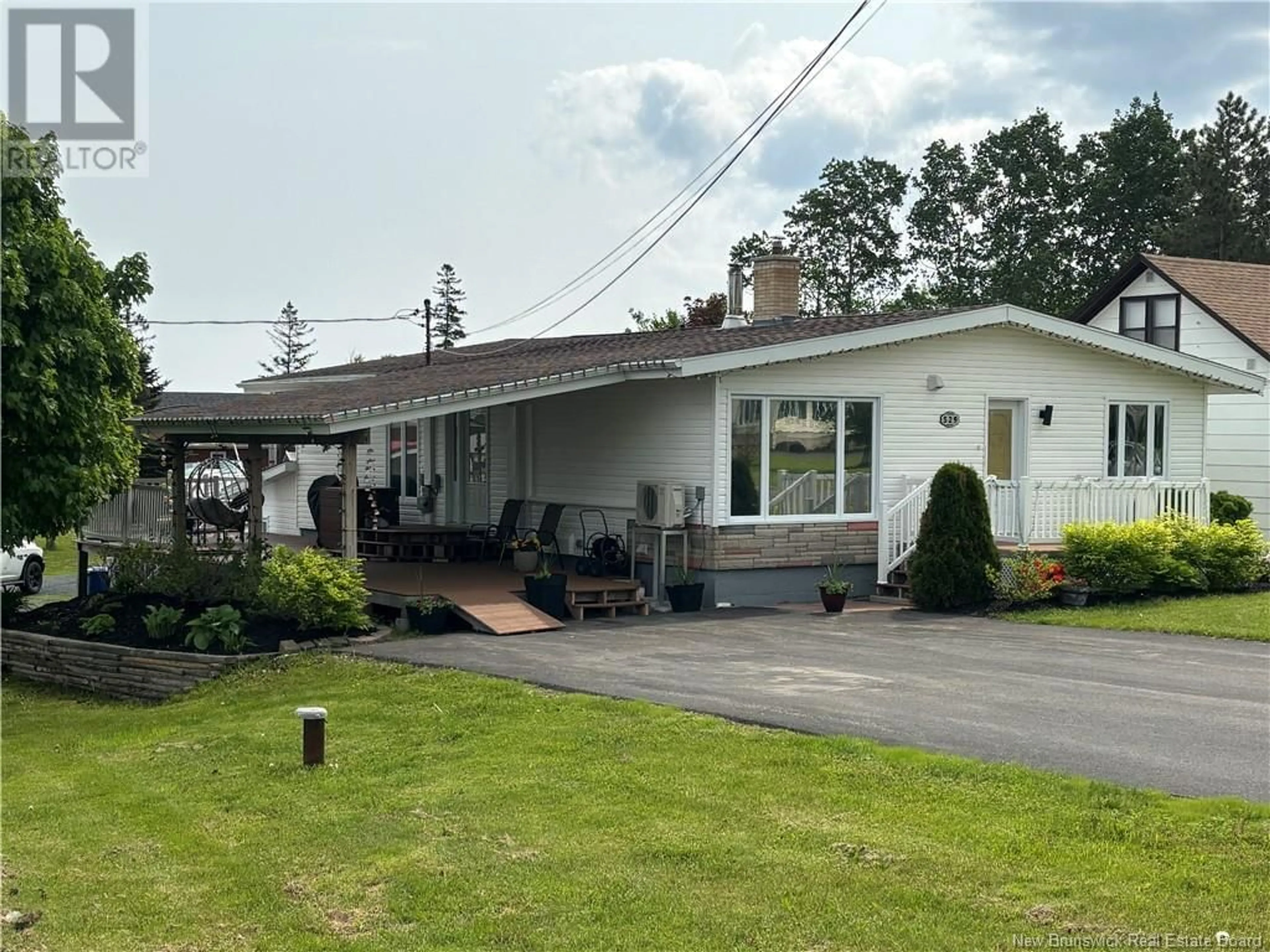 Home with vinyl exterior material, street for 529 RUE PRINCIPALE, Pointe-Verte New Brunswick E8J3A2