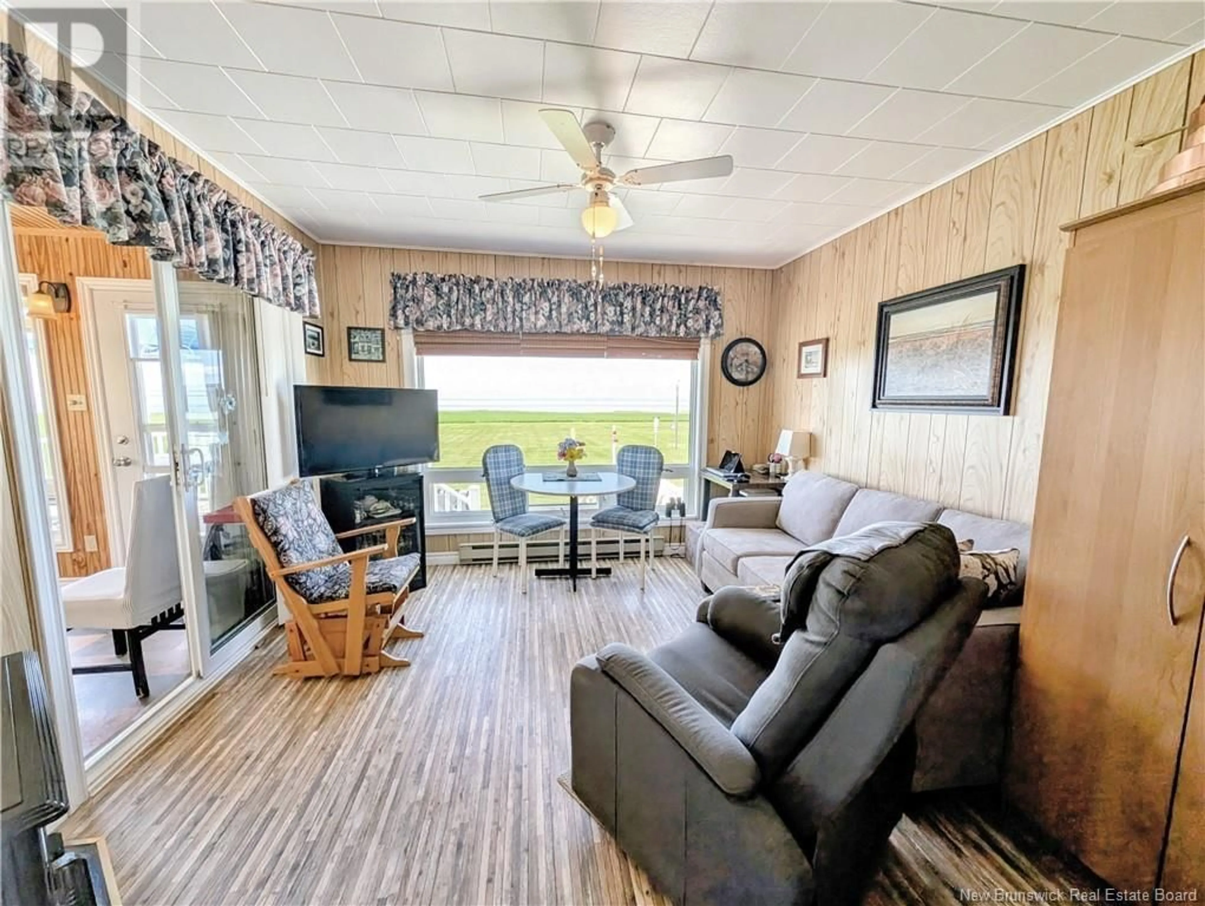 Living room with furniture, unknown for 506 RUE ACADIE, Grande-Anse New Brunswick E8N1E4