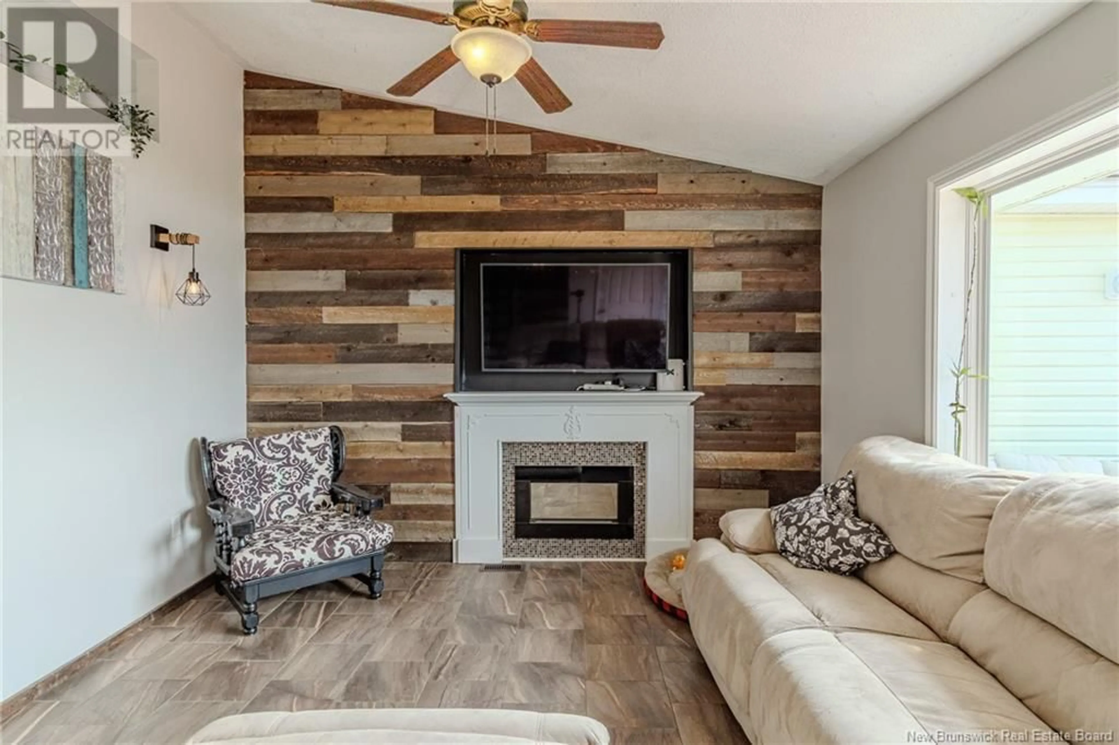 Living room with furniture, wood/laminate floor for 61 WHITTAKER LANE, Long Reach New Brunswick E5S2J8