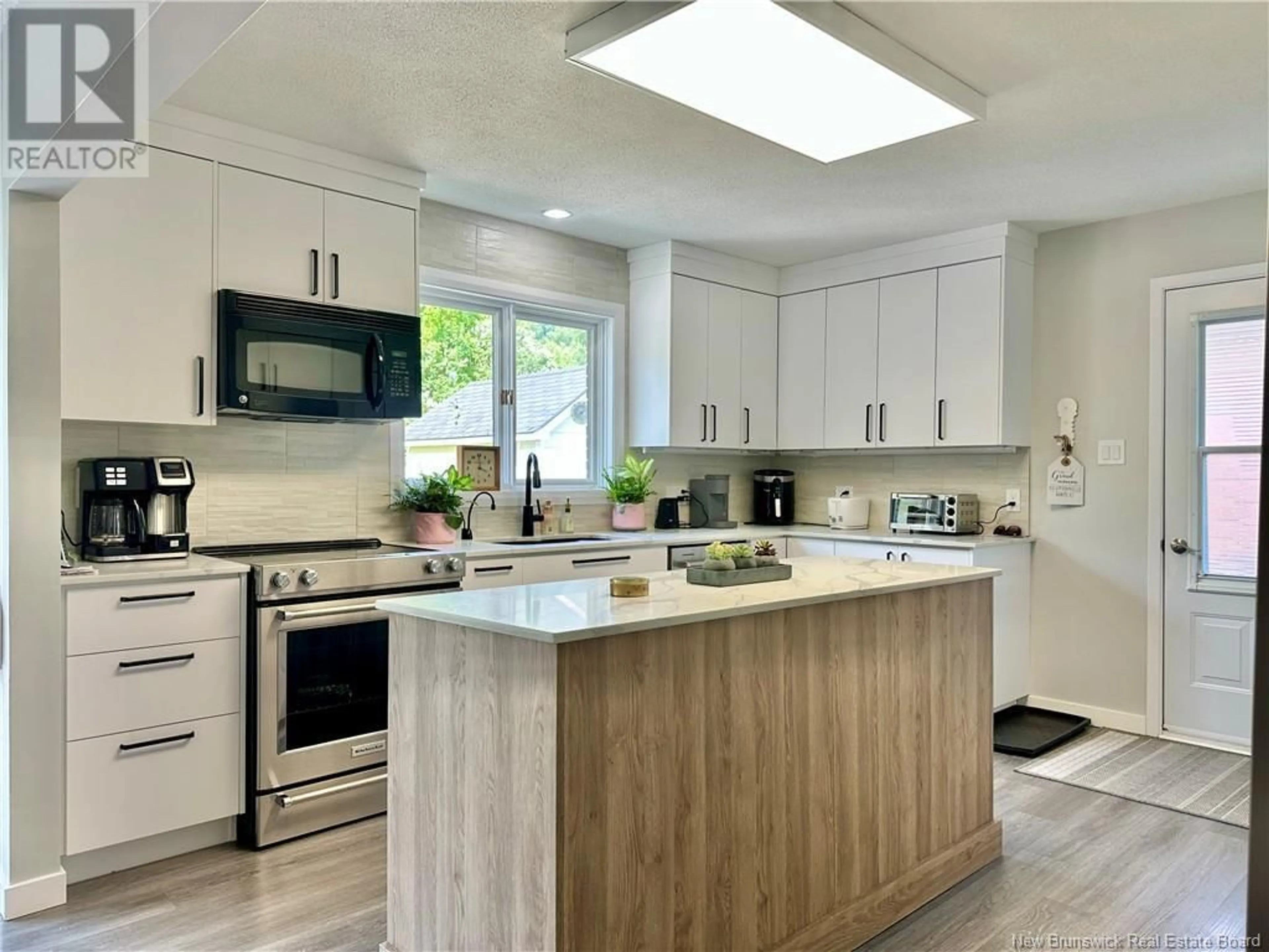 Contemporary kitchen, wood/laminate floor for 38 VIMY, Edmundston New Brunswick E3V1B3
