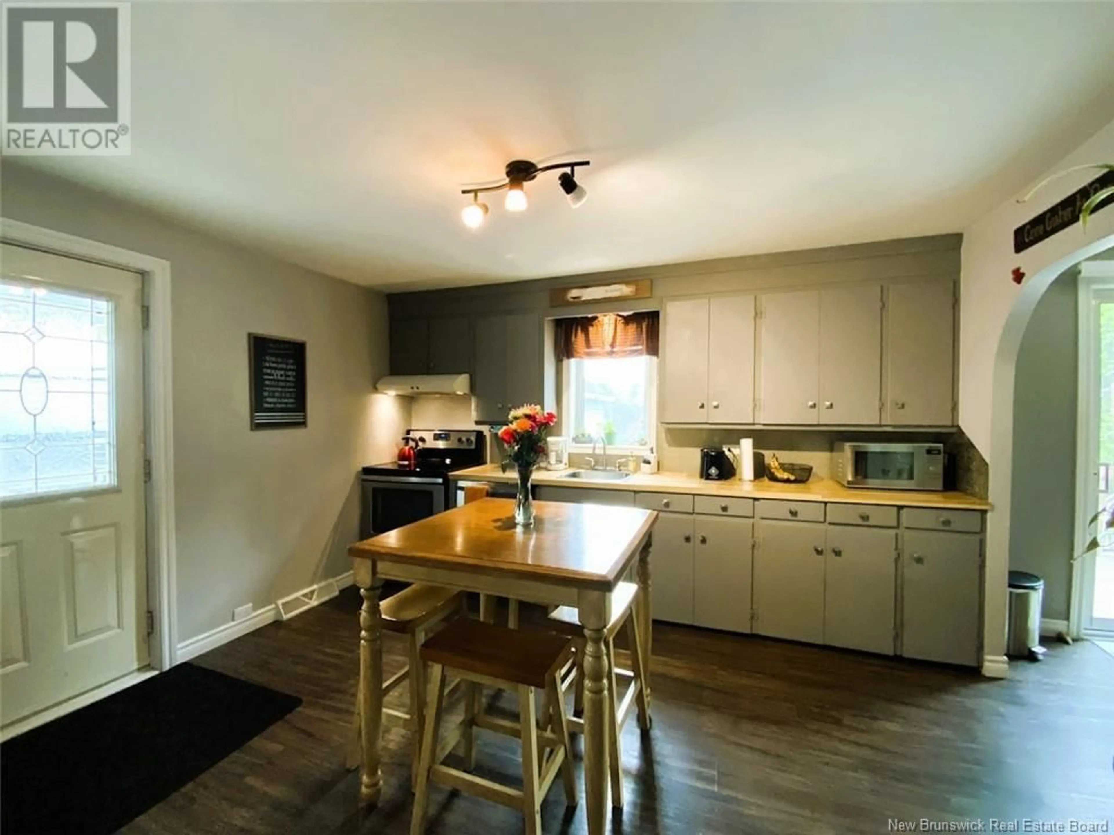Standard kitchen, wood/laminate floor for 122 35E AVENUE, Edmundston New Brunswick E3V2V3