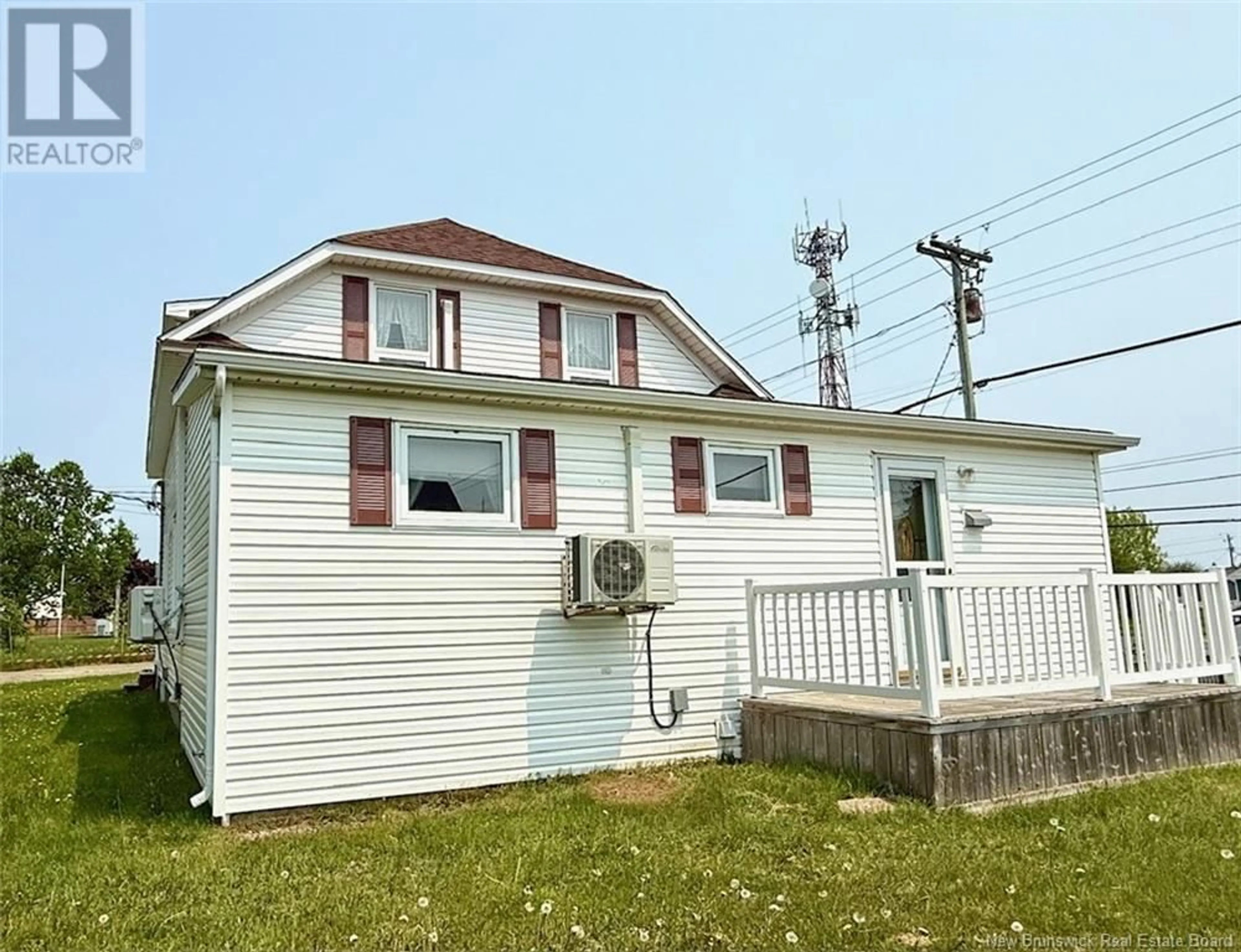 Home with vinyl exterior material, street for 56 RUE DU PÊCHEUR, Lamèque New Brunswick E8T1J4