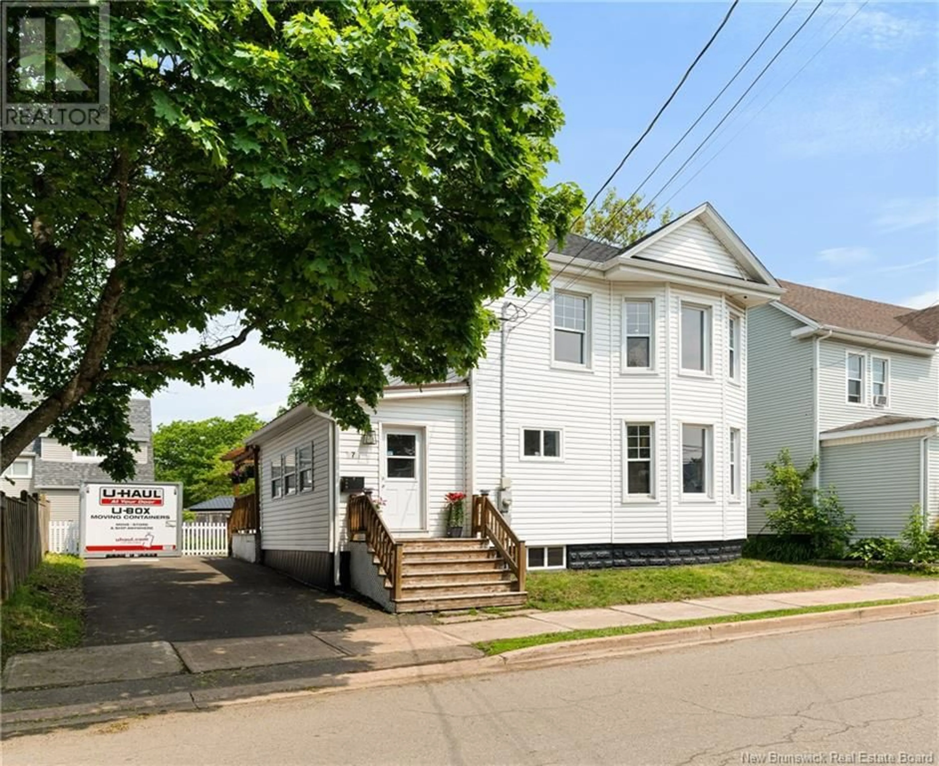 Home with vinyl exterior material, street for 7 PARK, Moncton New Brunswick E1C2A5