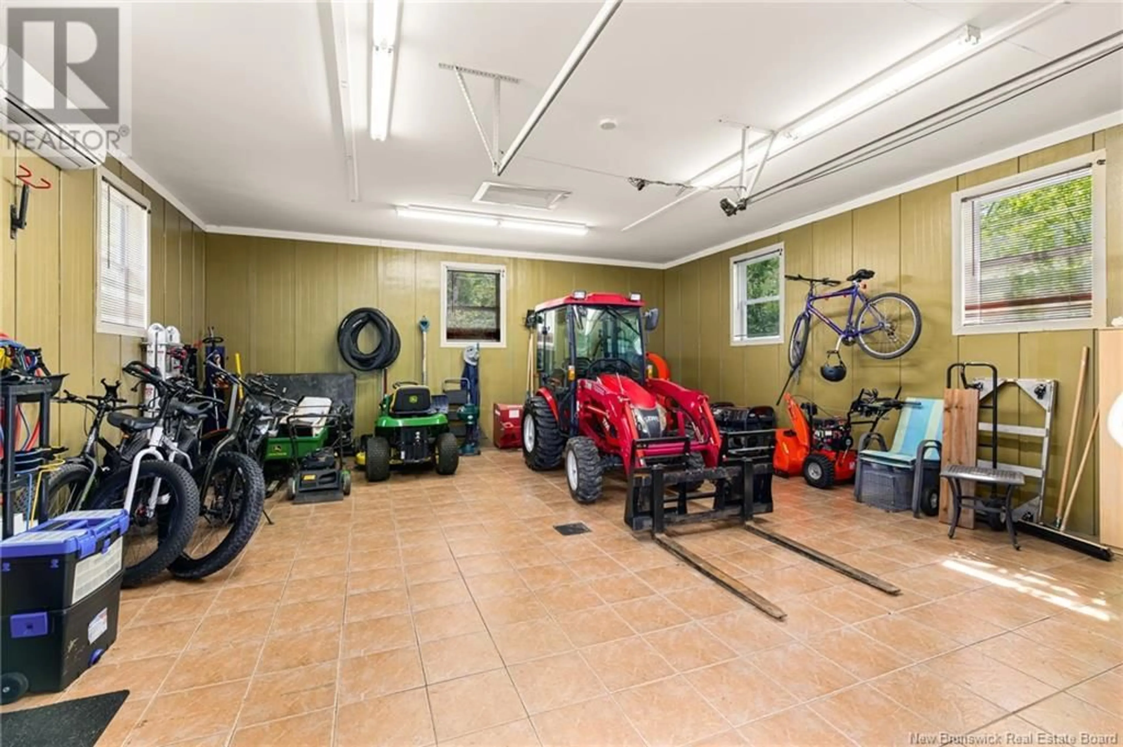 Indoor garage for 551 DOVER ROAD, Dieppe New Brunswick E1A7L8