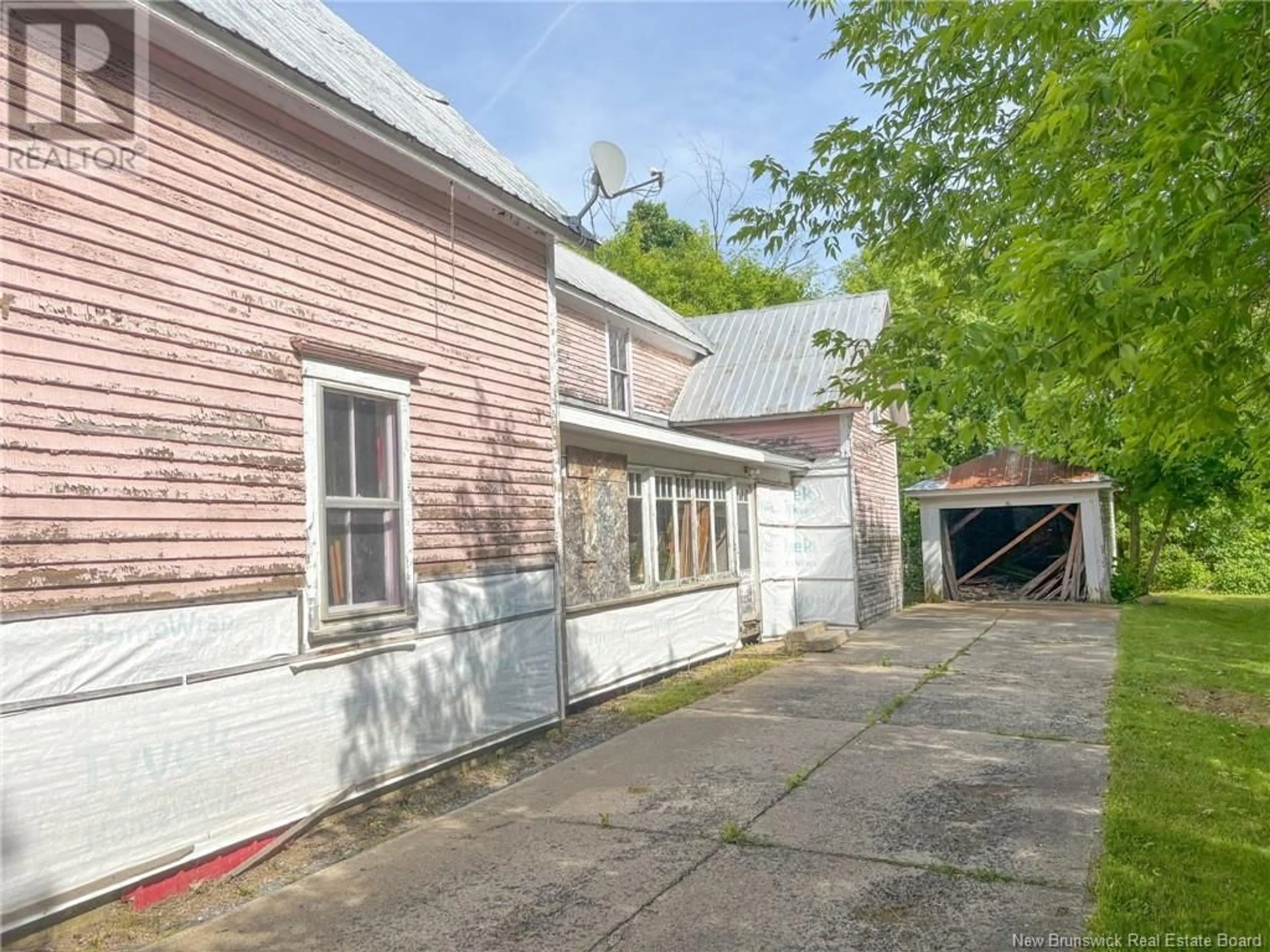 A pic from outside/outdoor area/front of a property/back of a property/a pic from drone, street for 157 BROADWAY STREET, Woodstock New Brunswick E7M1B6