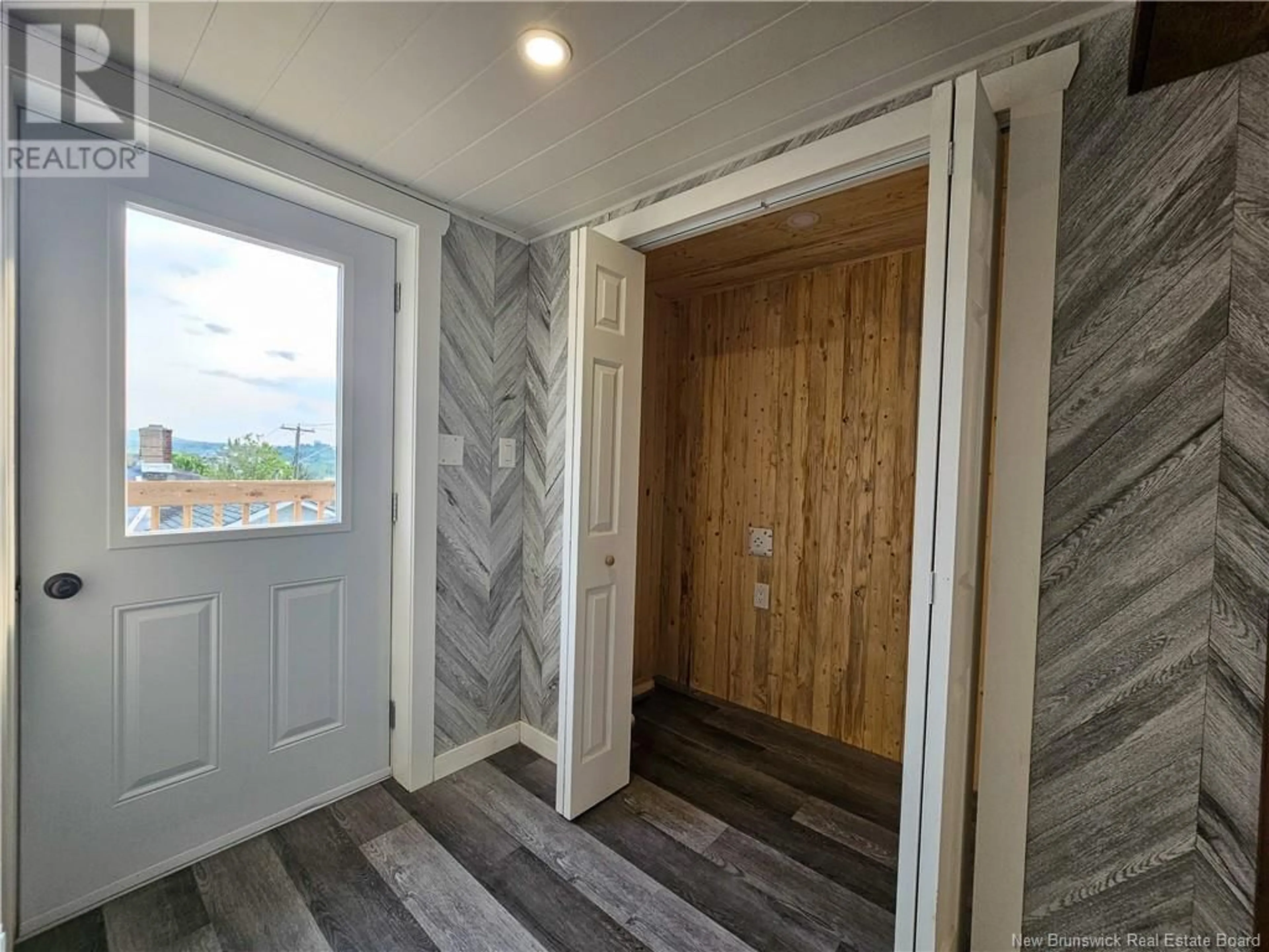 Indoor entryway for 117 34TH AVENUE, Edmundston New Brunswick E3V2T4