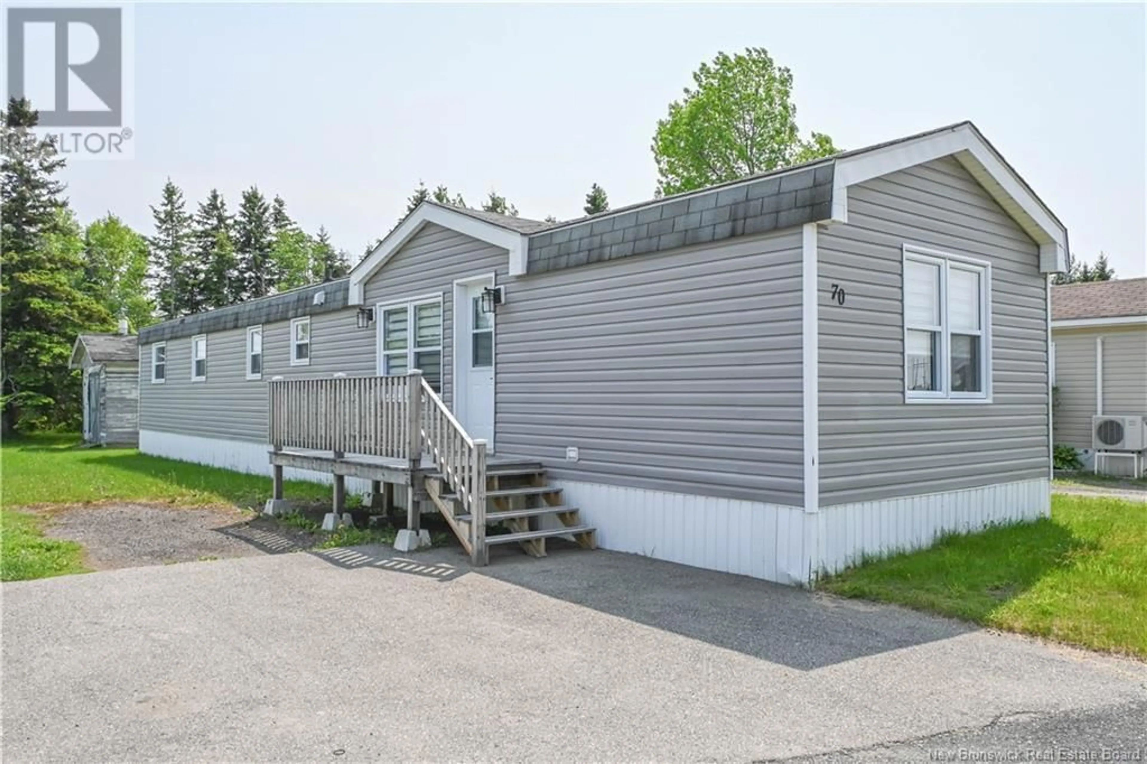 Home with vinyl exterior material, street for 70 RUE DU PARC, Caraquet New Brunswick E1W1A7