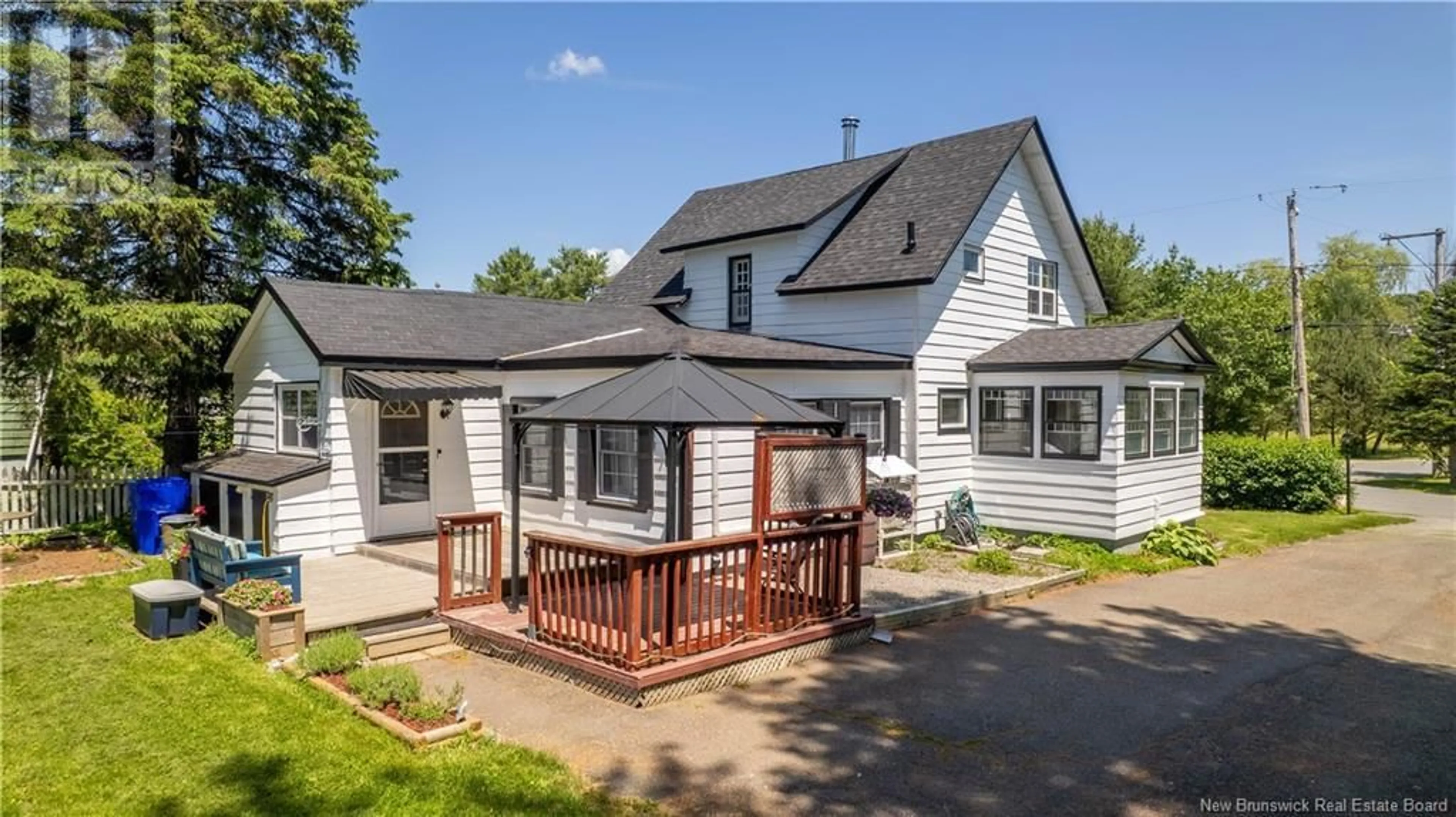 A pic from outside/outdoor area/front of a property/back of a property/a pic from drone, street for 27 WEST STREET, St. Stephen New Brunswick E3L1S3