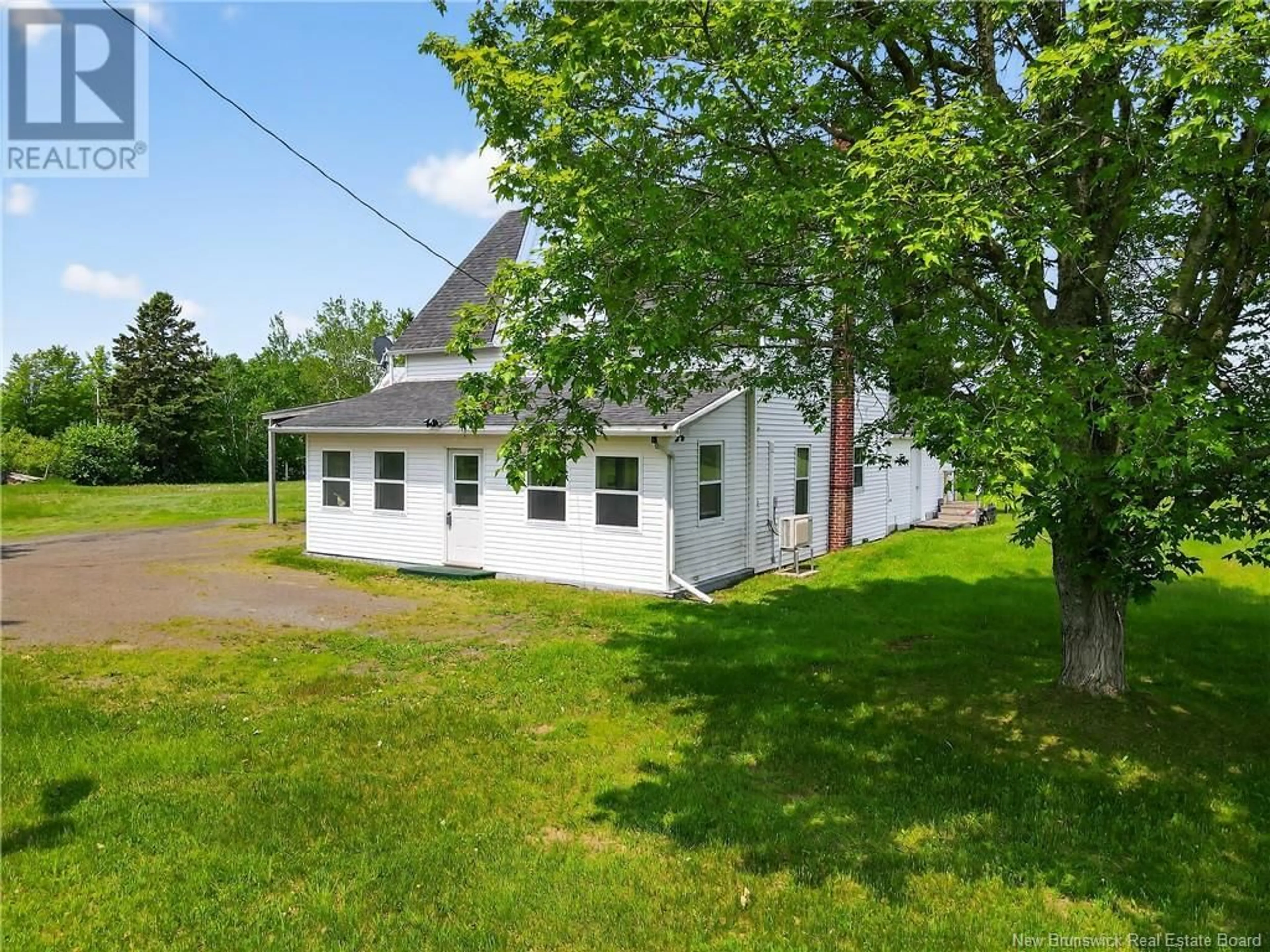 A pic from outside/outdoor area/front of a property/back of a property/a pic from drone, street for 634 SAINT-JOSEPH, Saint-Joseph-De-Kent New Brunswick E4S4E3