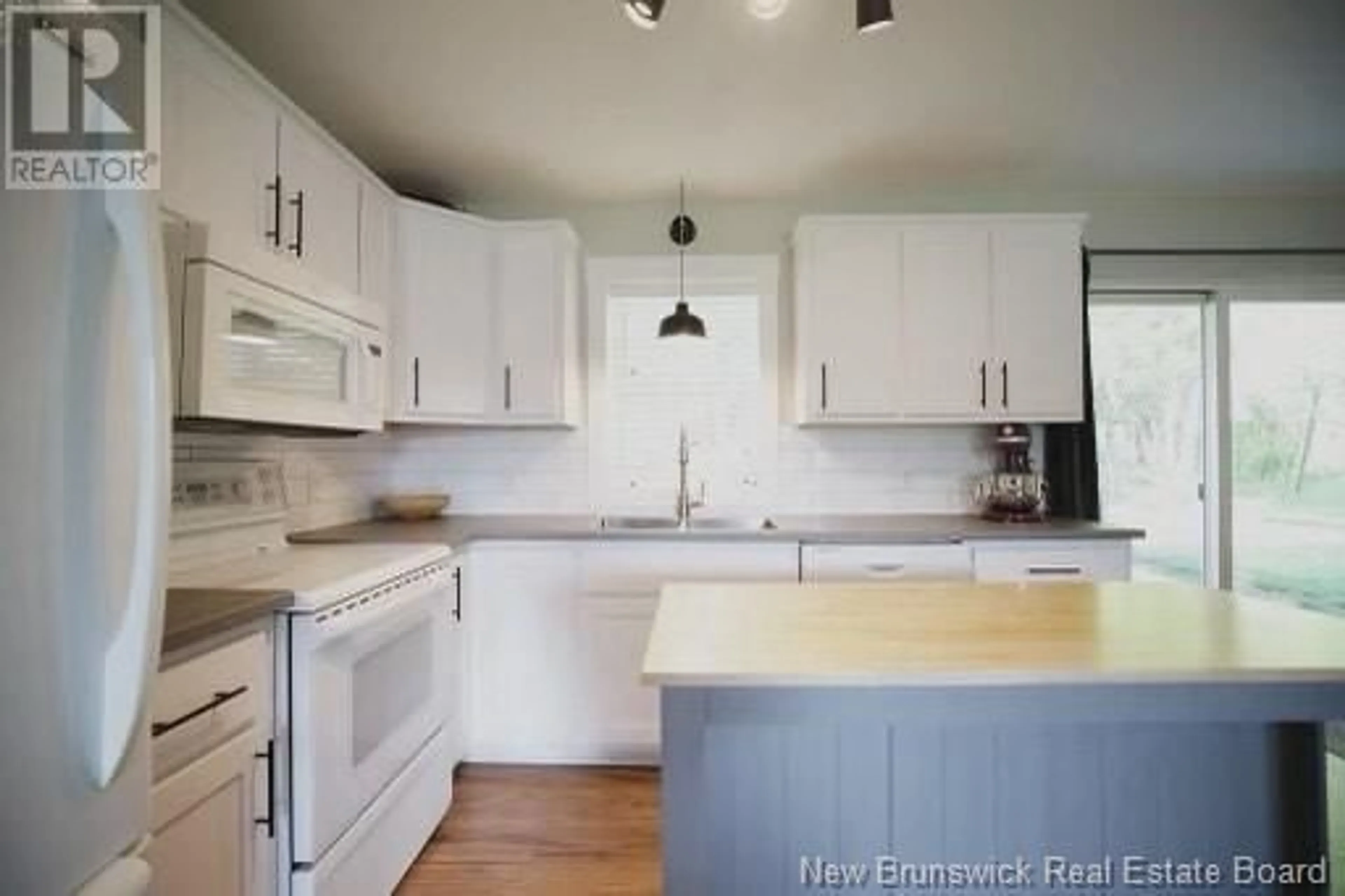 Open concept kitchen, wood/laminate floor for 233 TOBIAS AVENUE, Riverview New Brunswick E1B4P6