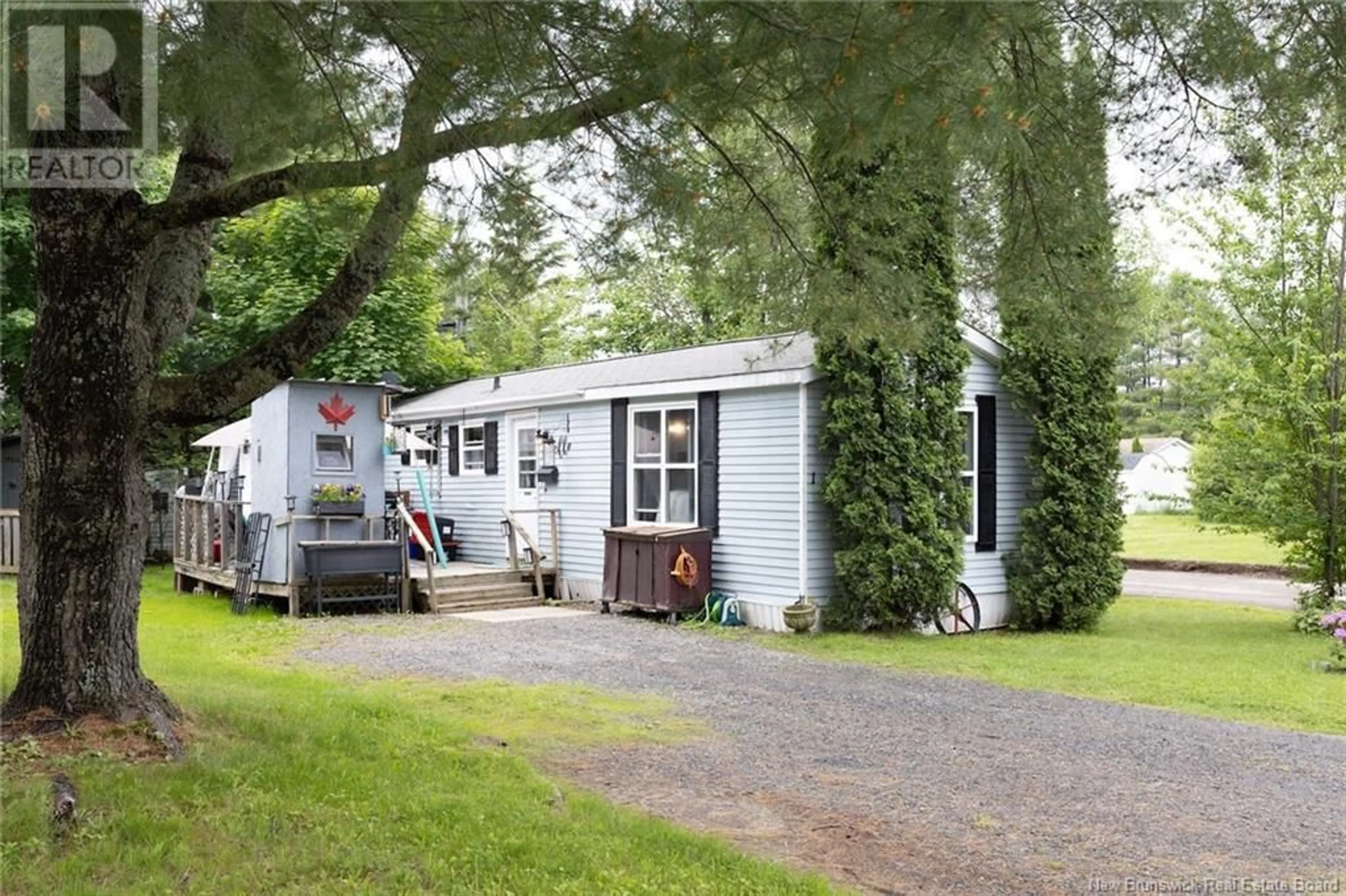Home with vinyl exterior material, street for 1 BURKE COURT, Lincoln New Brunswick E3B6T7