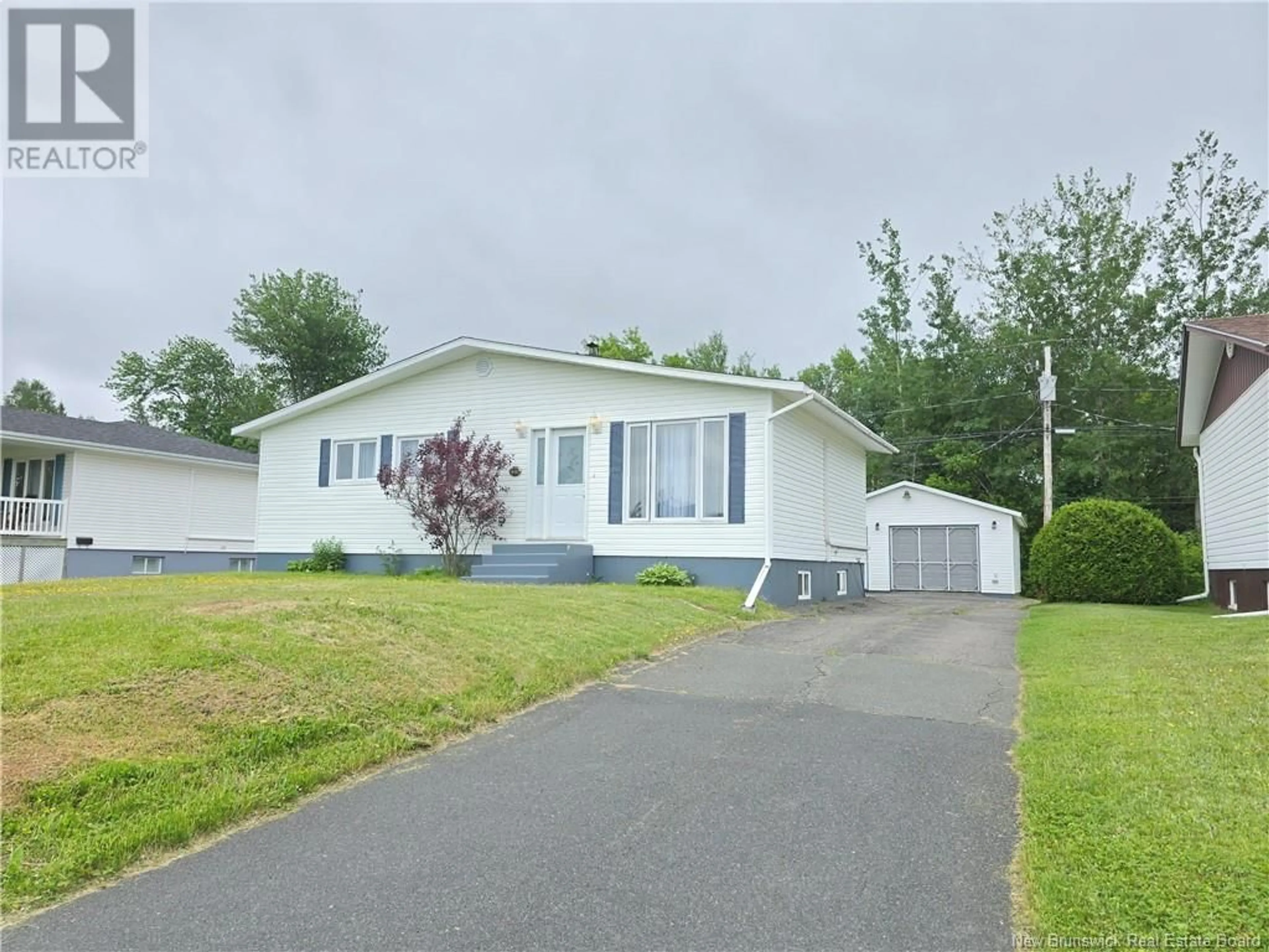 Home with vinyl exterior material, street for 1954 BRIDEAU, Bathurst New Brunswick E2A2G8