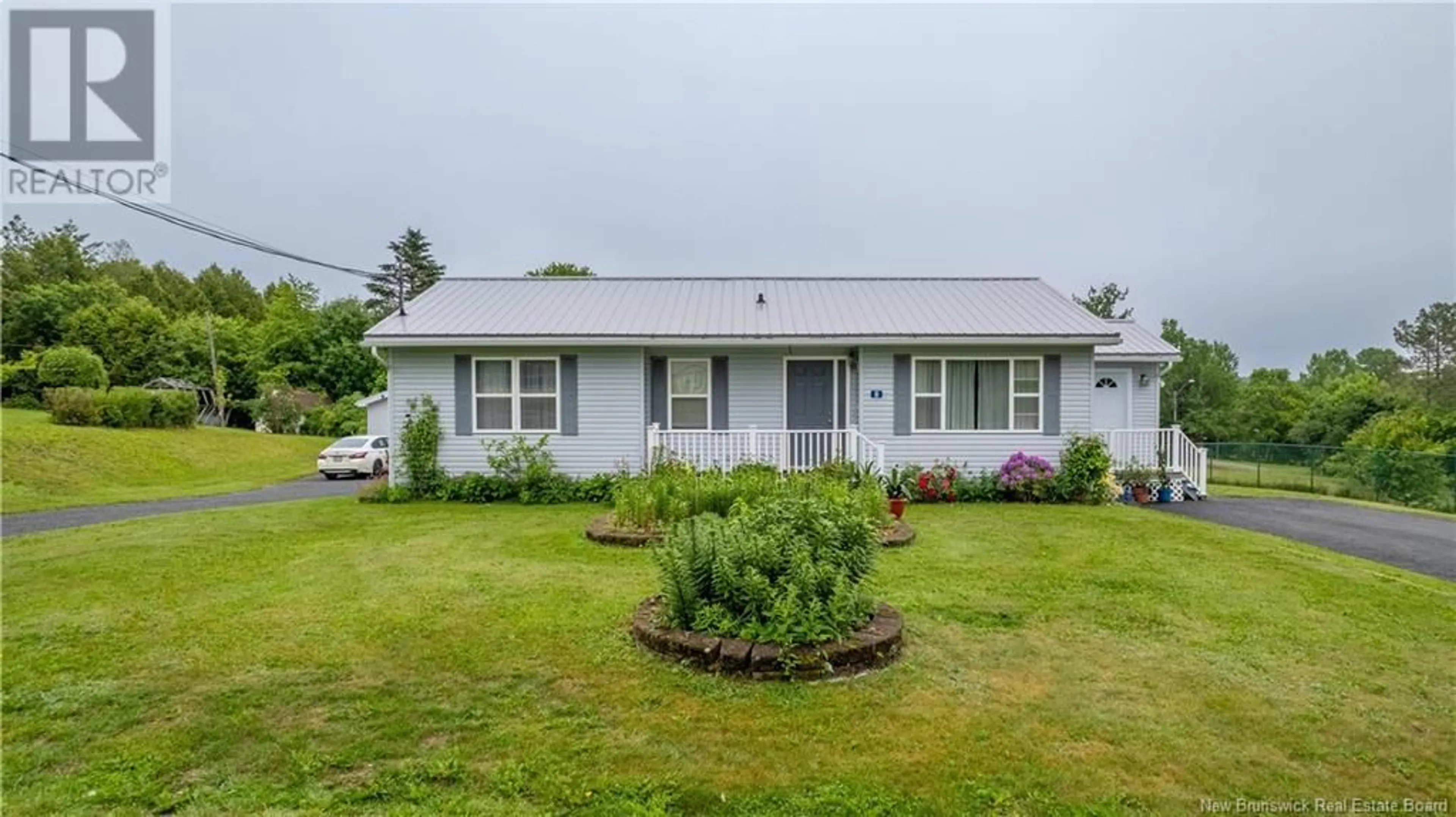 Home with vinyl exterior material, unknown for 8 HILLCREST DRIVE, St George New Brunswick W5C3G1