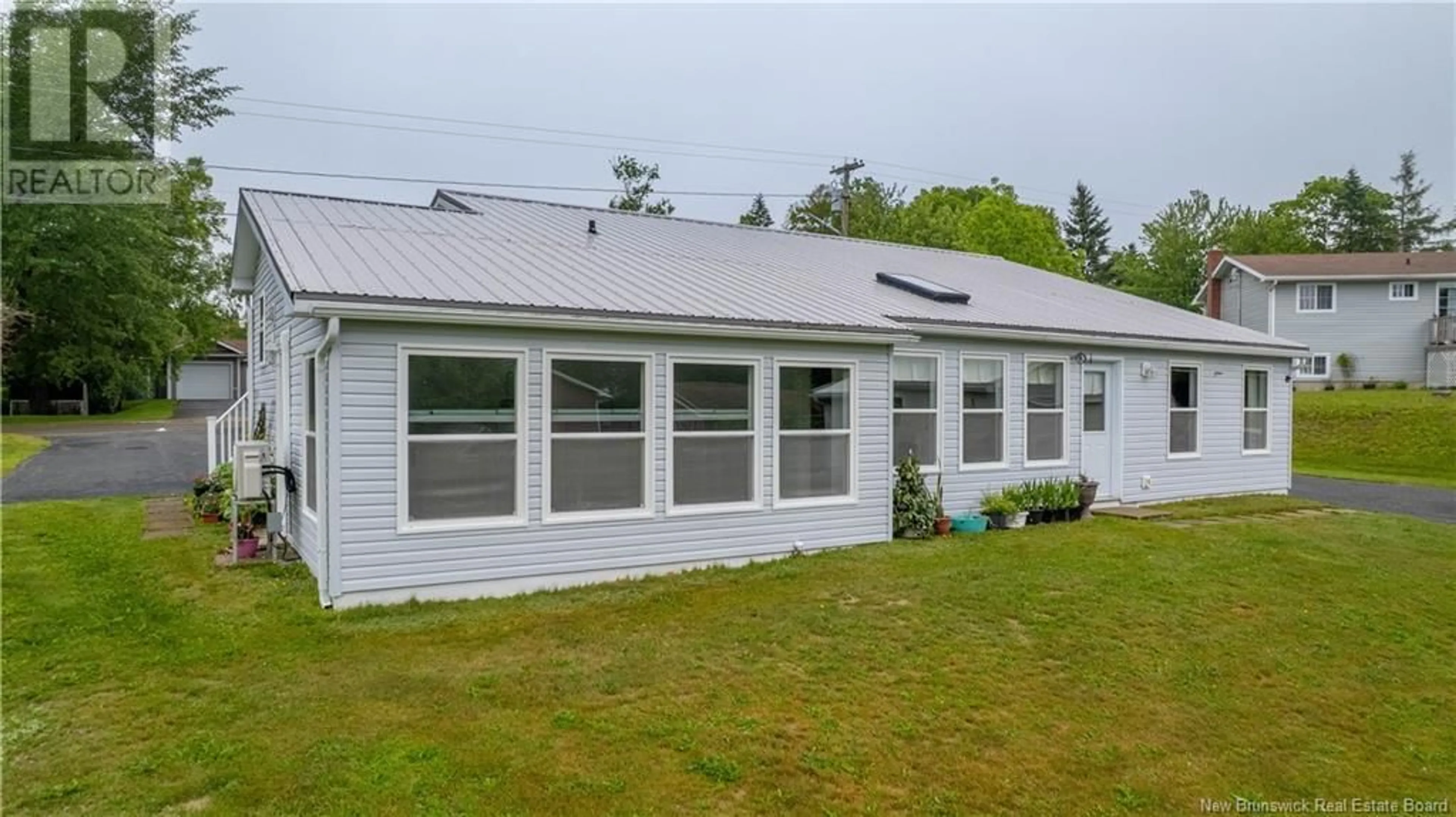 Home with vinyl exterior material, building for 8 HILLCREST DRIVE, St George New Brunswick W5C3G1