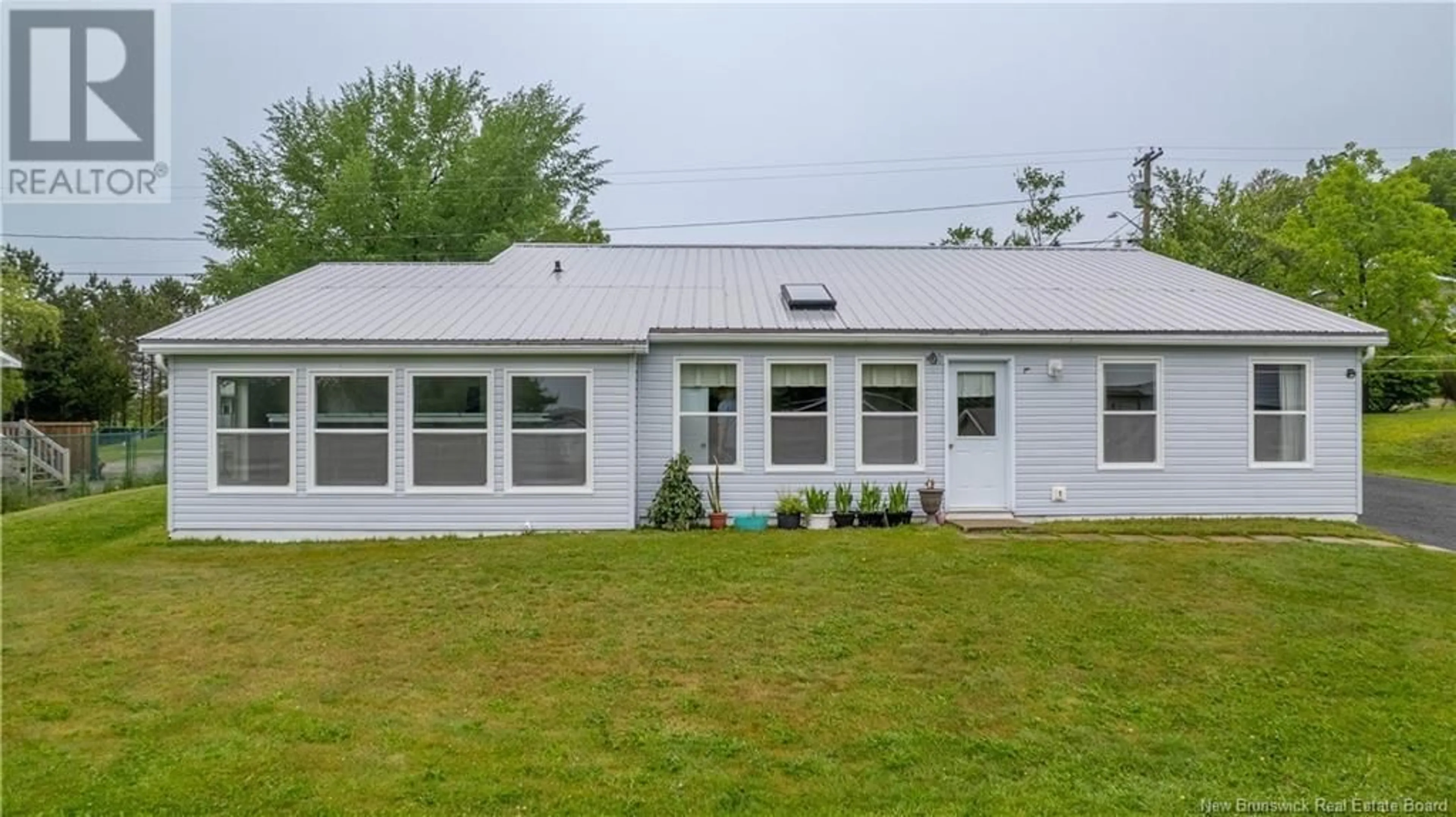 Home with vinyl exterior material, building for 8 HILLCREST DRIVE, St George New Brunswick W5C3G1
