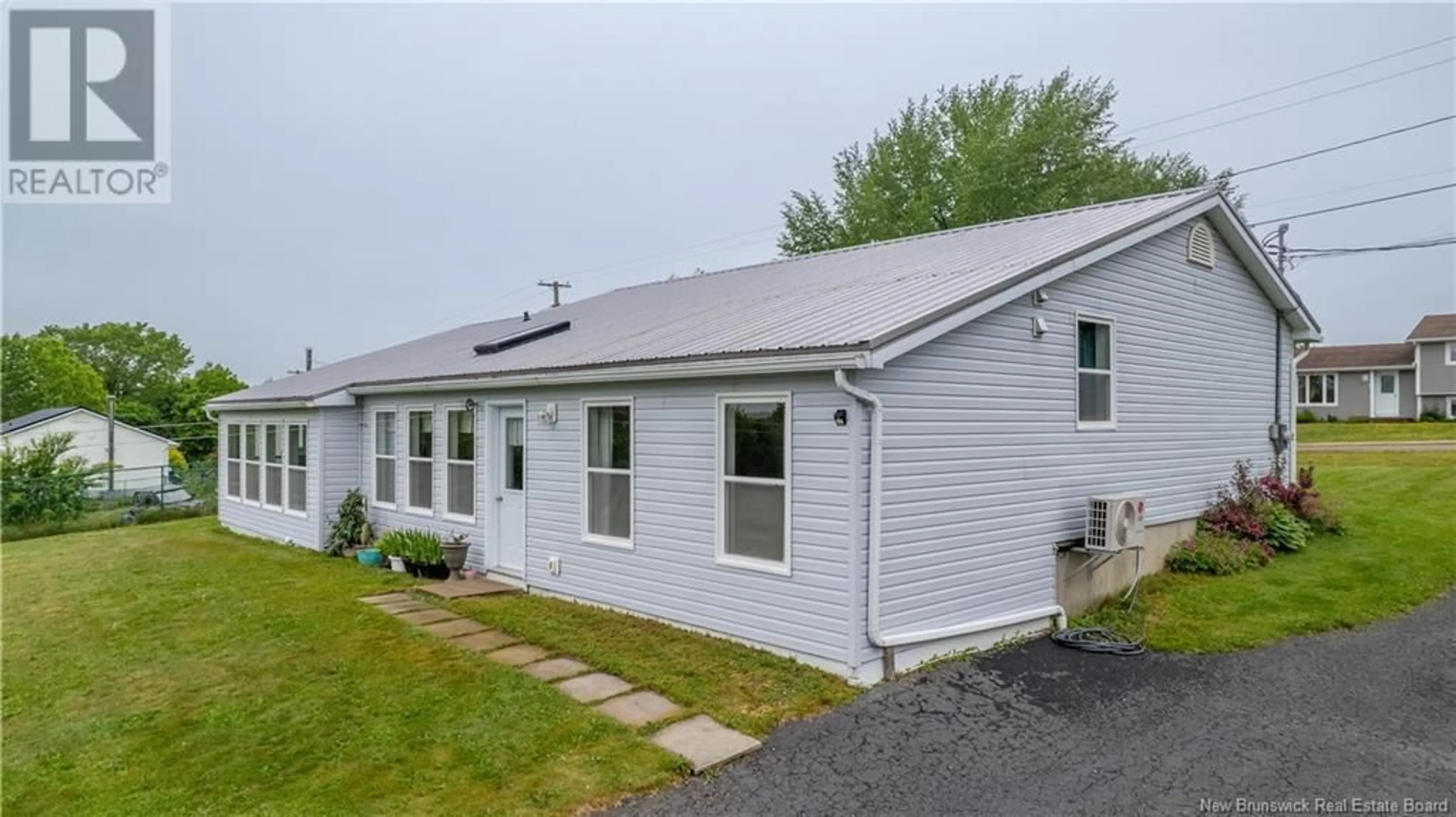 Home with vinyl exterior material, building for 8 HILLCREST DRIVE, St George New Brunswick W5C3G1