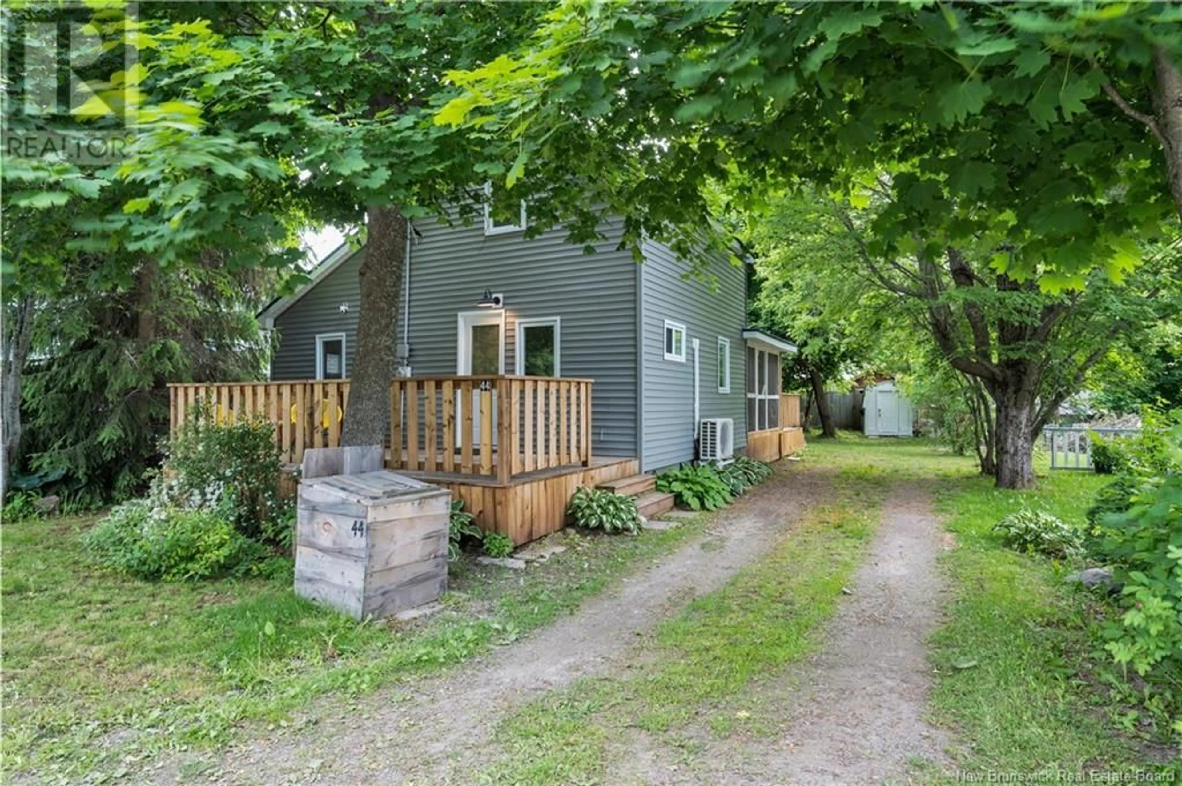Patio, street for 44 FIRST AVENUE, Pointe-Du-Chêne New Brunswick E4P4G3