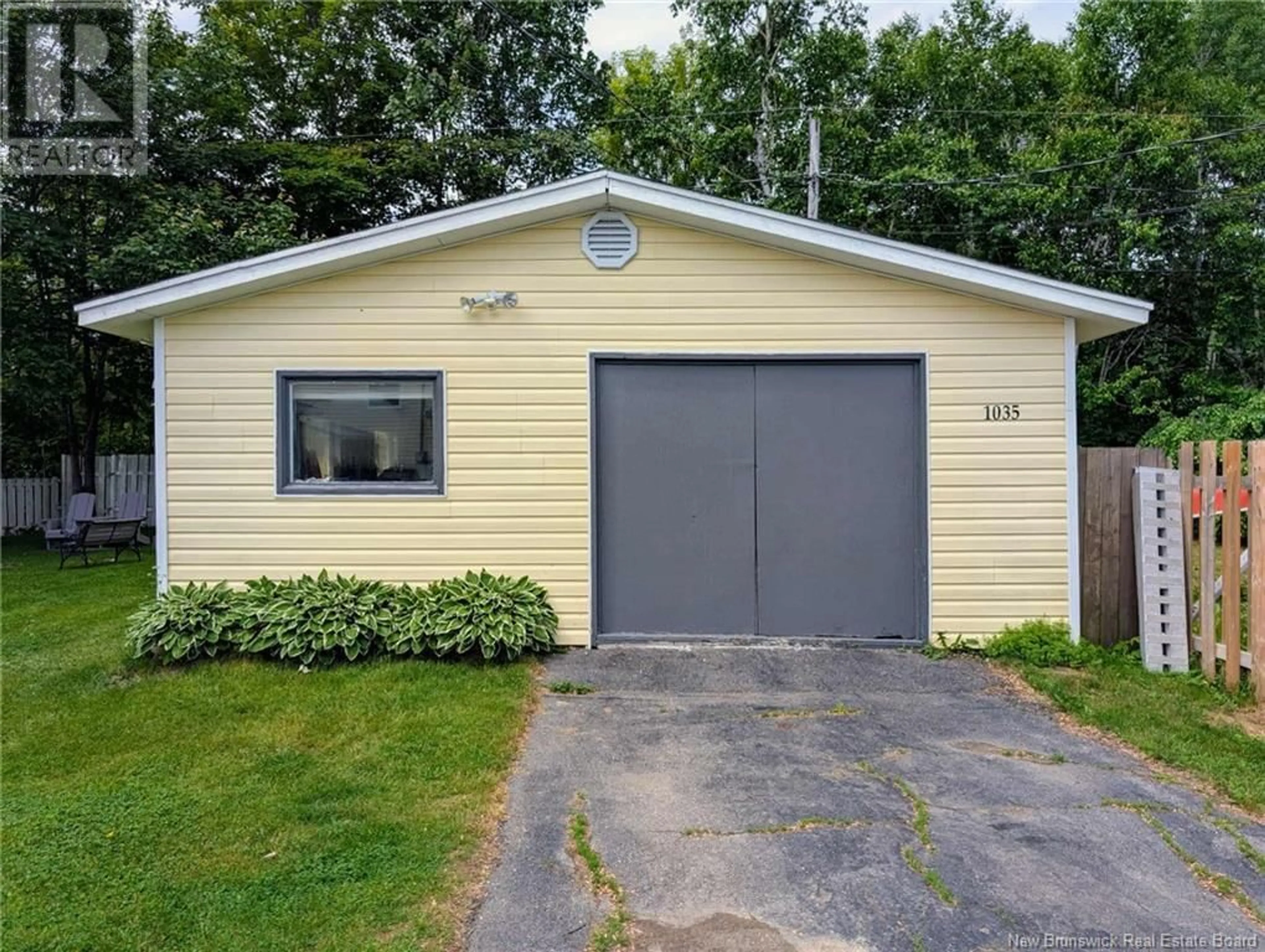 Indoor garage for 1035 VICTORIA, Bathurst New Brunswick E2A3K1