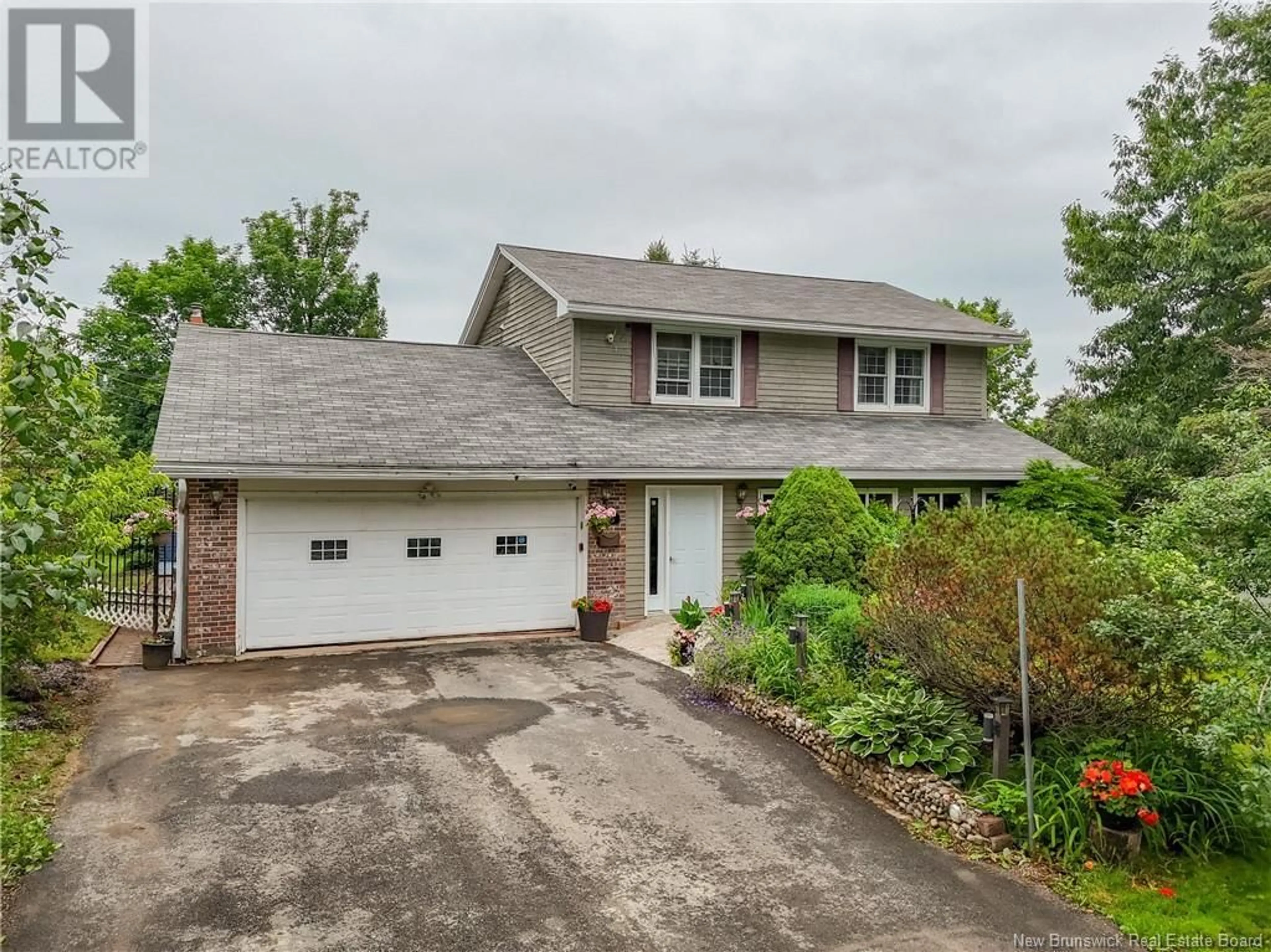 A pic from outside/outdoor area/front of a property/back of a property/a pic from drone, street for 73 BURNHAM COURT, Fredericton New Brunswick E3B5T8