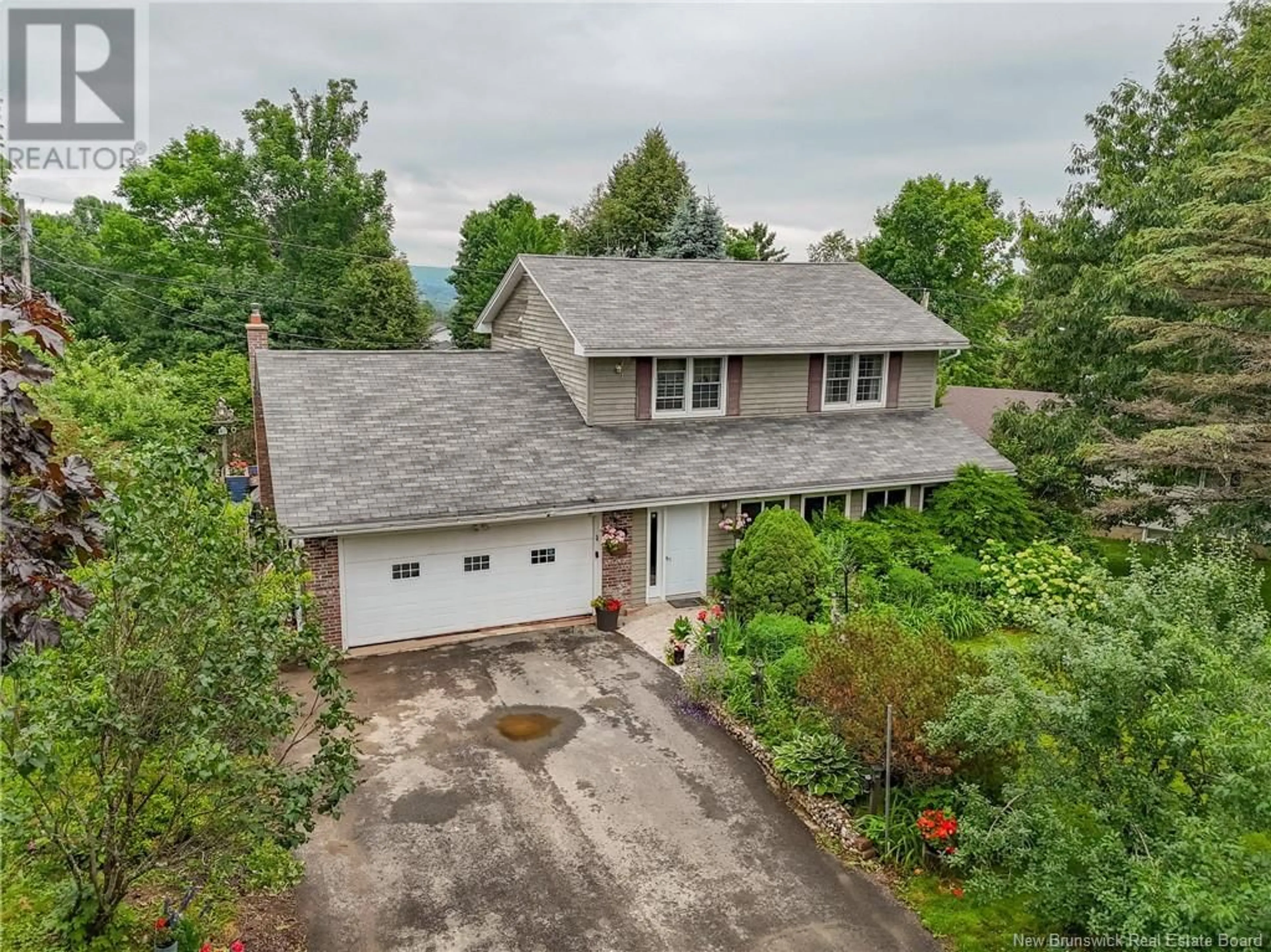A pic from outside/outdoor area/front of a property/back of a property/a pic from drone, street for 73 BURNHAM COURT, Fredericton New Brunswick E3B5T8
