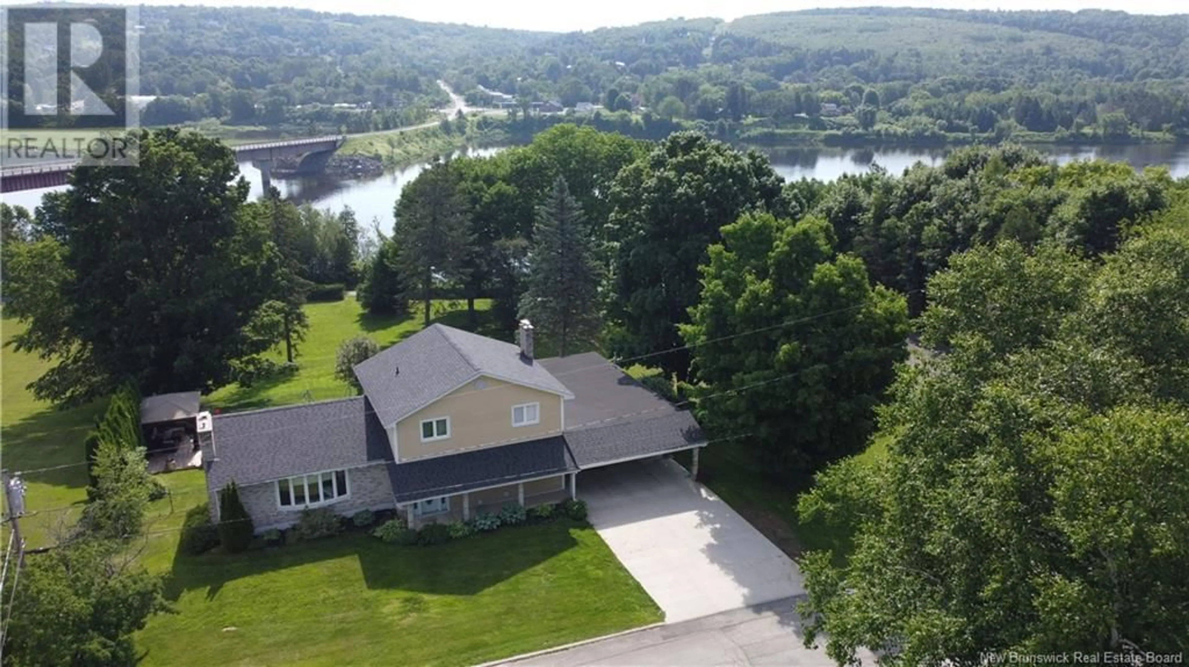 A pic from outside/outdoor area/front of a property/back of a property/a pic from drone, water/lake/river/ocean view for 122 RIVERSIDE DRIVE, Woodstock New Brunswick E7M2P5
