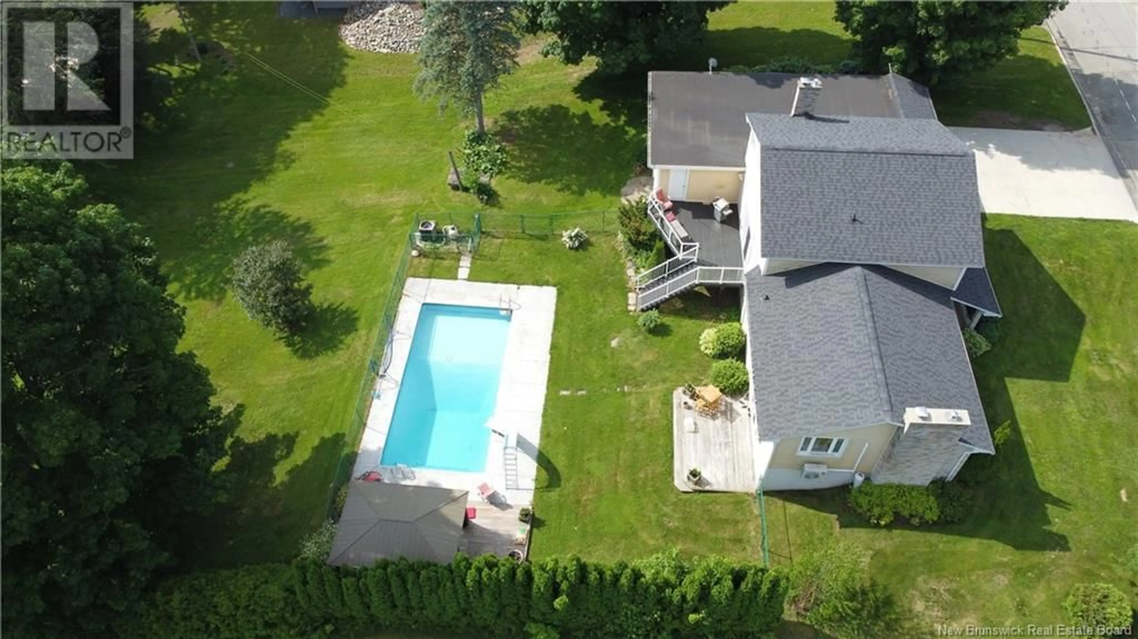 A pic from outside/outdoor area/front of a property/back of a property/a pic from drone, unknown for 122 RIVERSIDE DRIVE, Woodstock New Brunswick E7M2P5