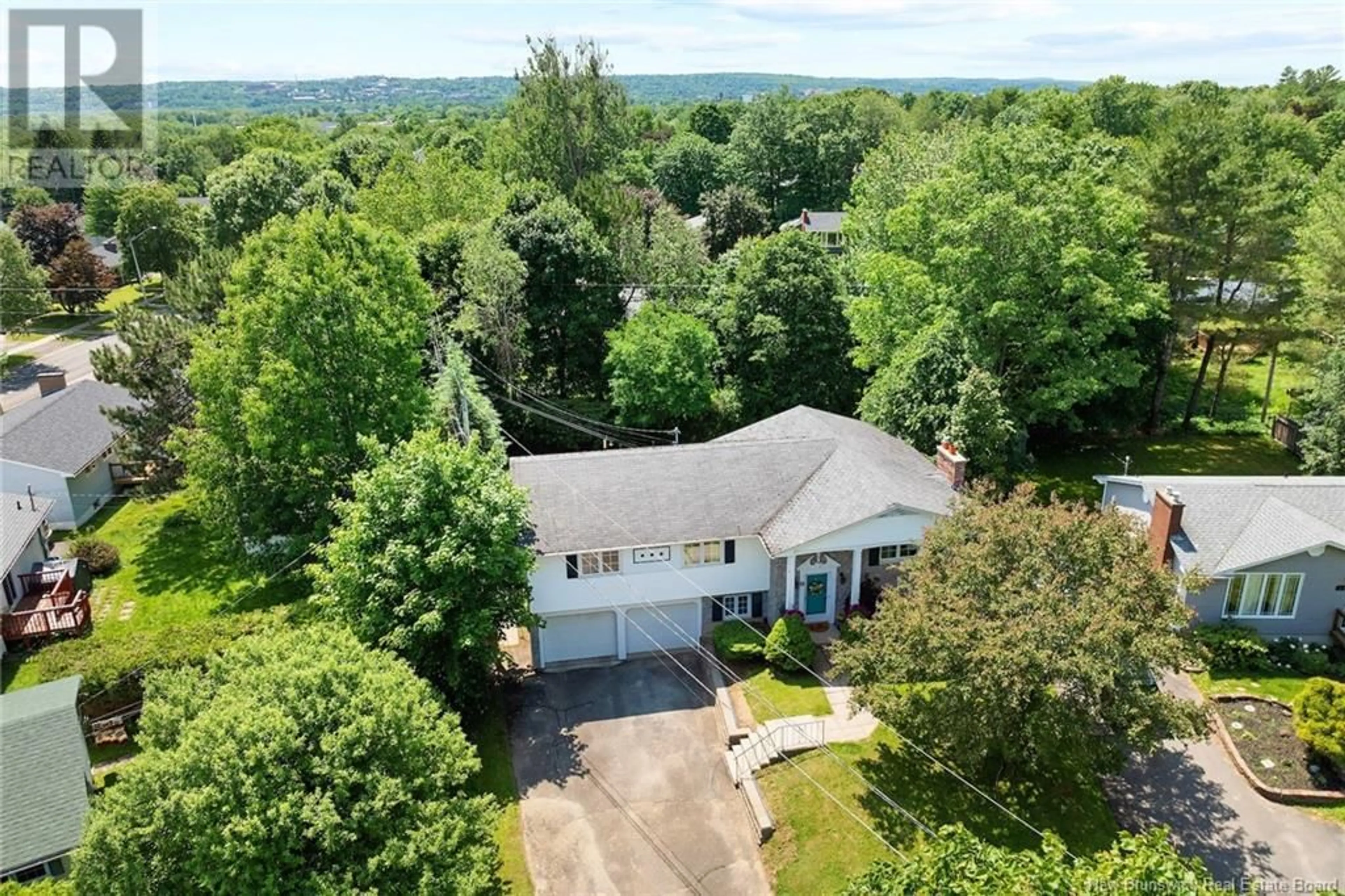 A pic from outside/outdoor area/front of a property/back of a property/a pic from drone, water/lake/river/ocean view for 14 MATTHEWS COURT, Fredericton New Brunswick E3A4Y7