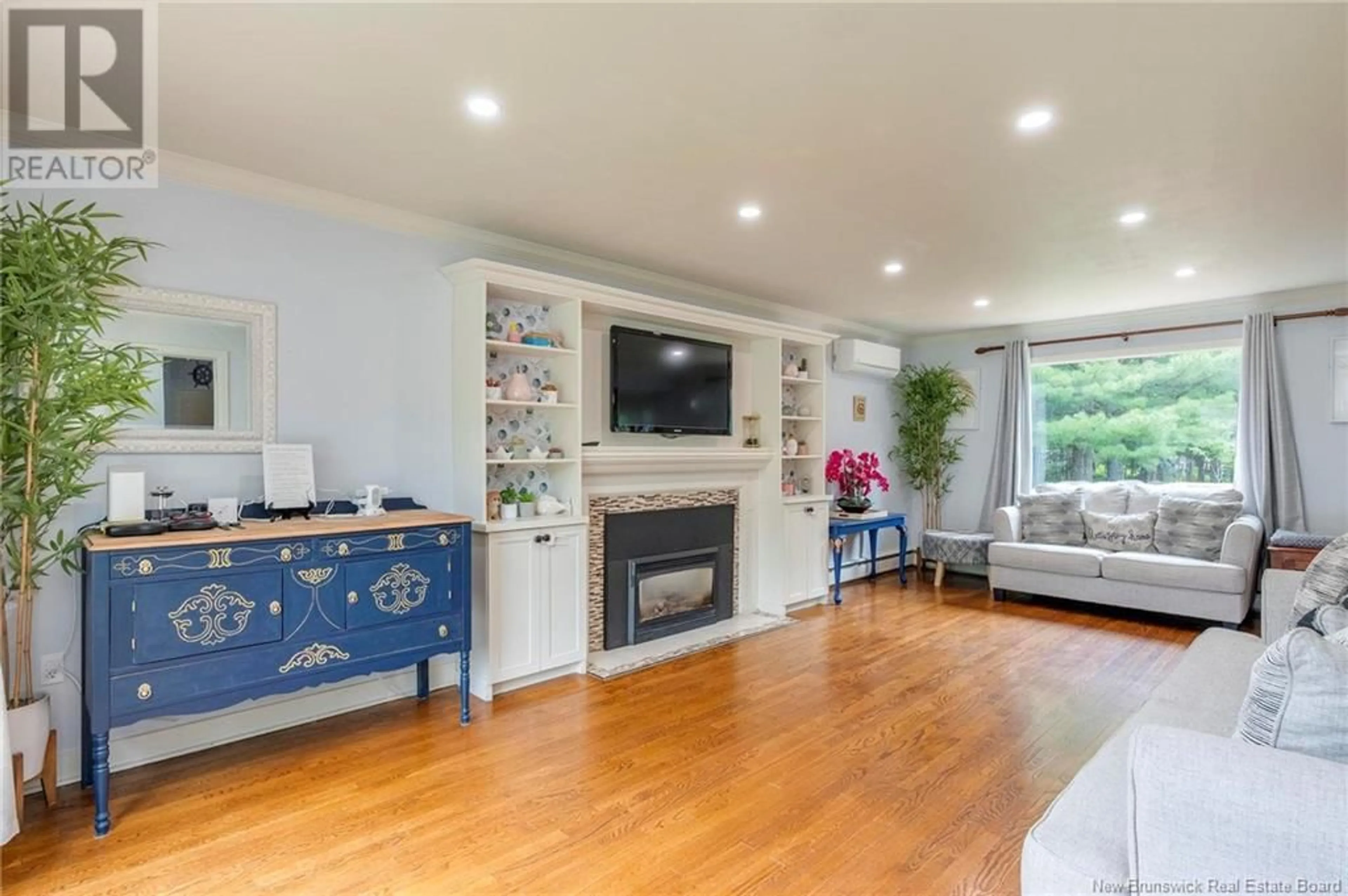Living room with furniture, wood/laminate floor for 15 CALISTOGA, Rothesay New Brunswick E2H1C1