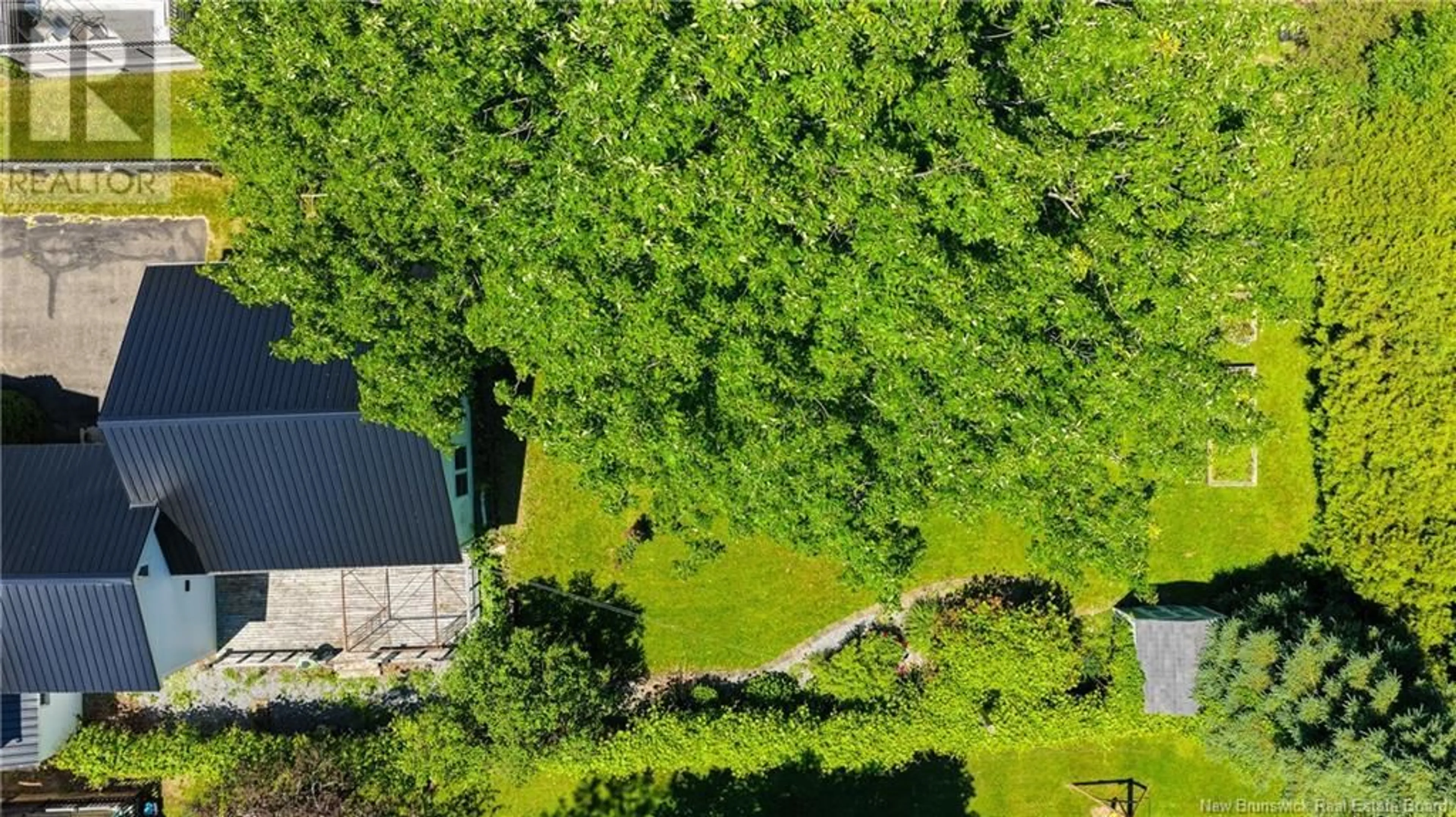 A pic from outside/outdoor area/front of a property/back of a property/a pic from drone, forest/trees view for 44 QUEEN STREET, Saint Andrews New Brunswick E5B1C4