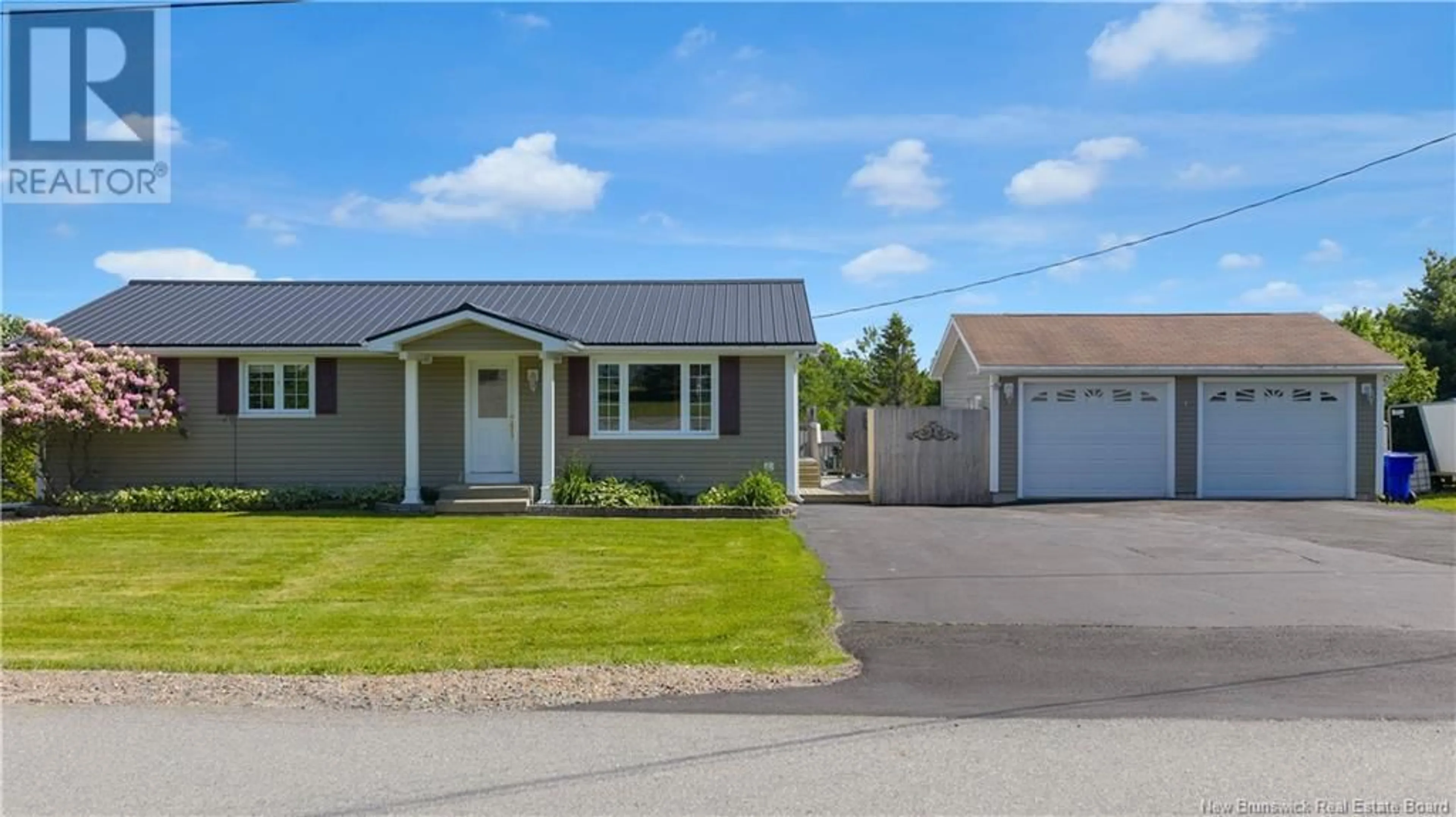 Home with vinyl exterior material, street for 15 ARMSTRONG CRESCENT, St George New Brunswick E5C1A1