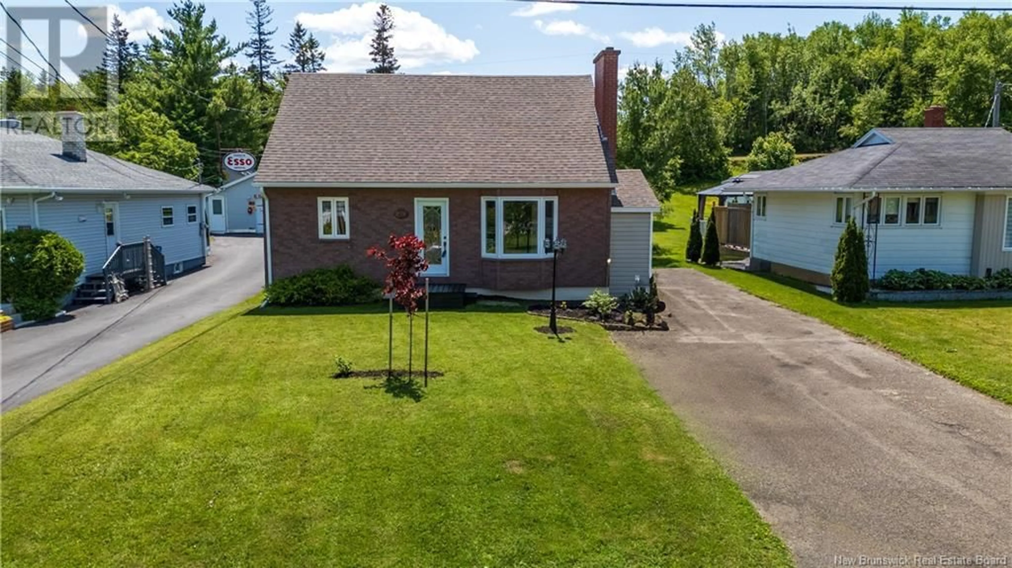 A pic from outside/outdoor area/front of a property/back of a property/a pic from drone, street for 286 KING, Dalhousie New Brunswick E8C1Y7