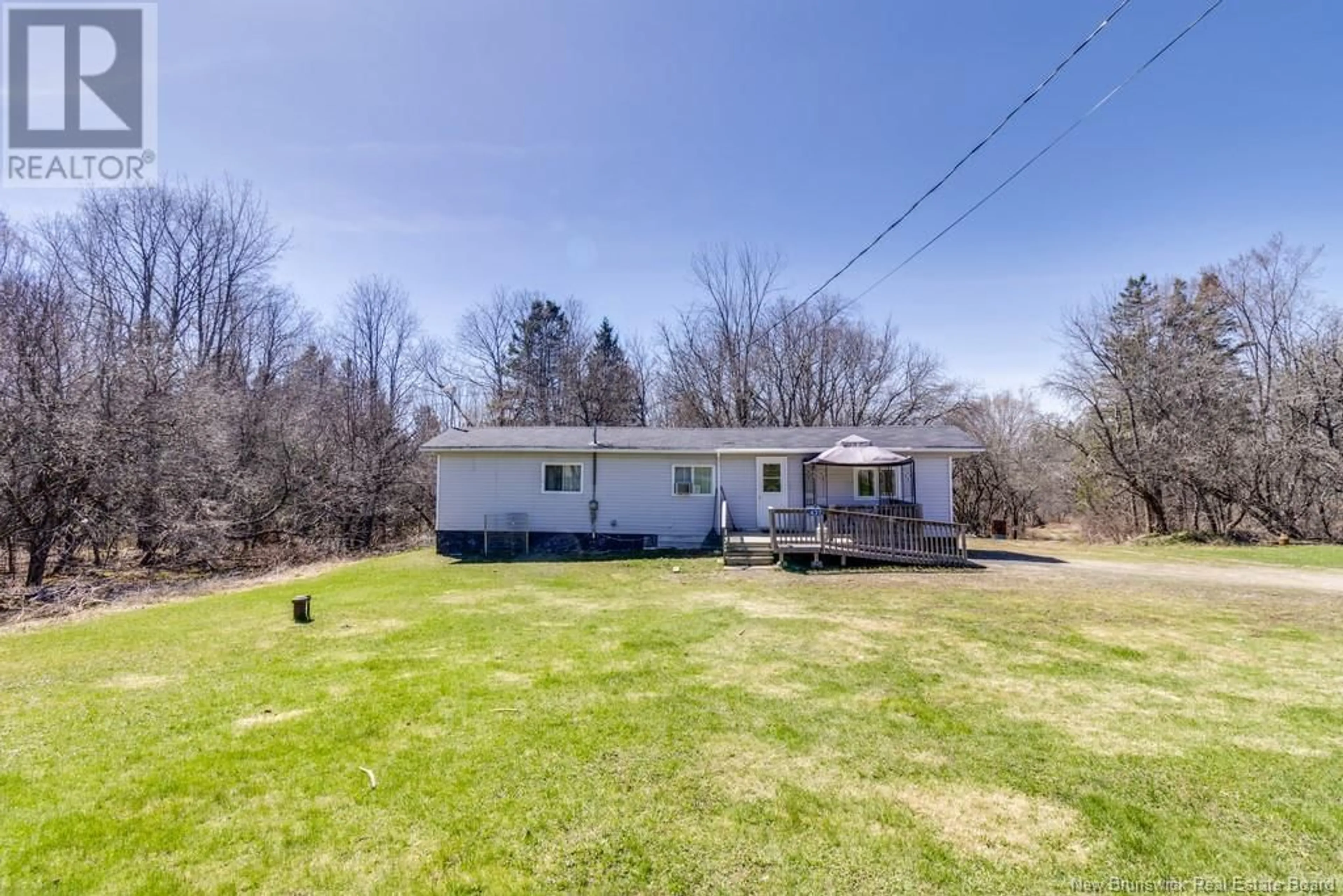 A pic from outside/outdoor area/front of a property/back of a property/a pic from drone, water/lake/river/ocean view for 437 565 ROUTE, Johnville New Brunswick E7J1M8
