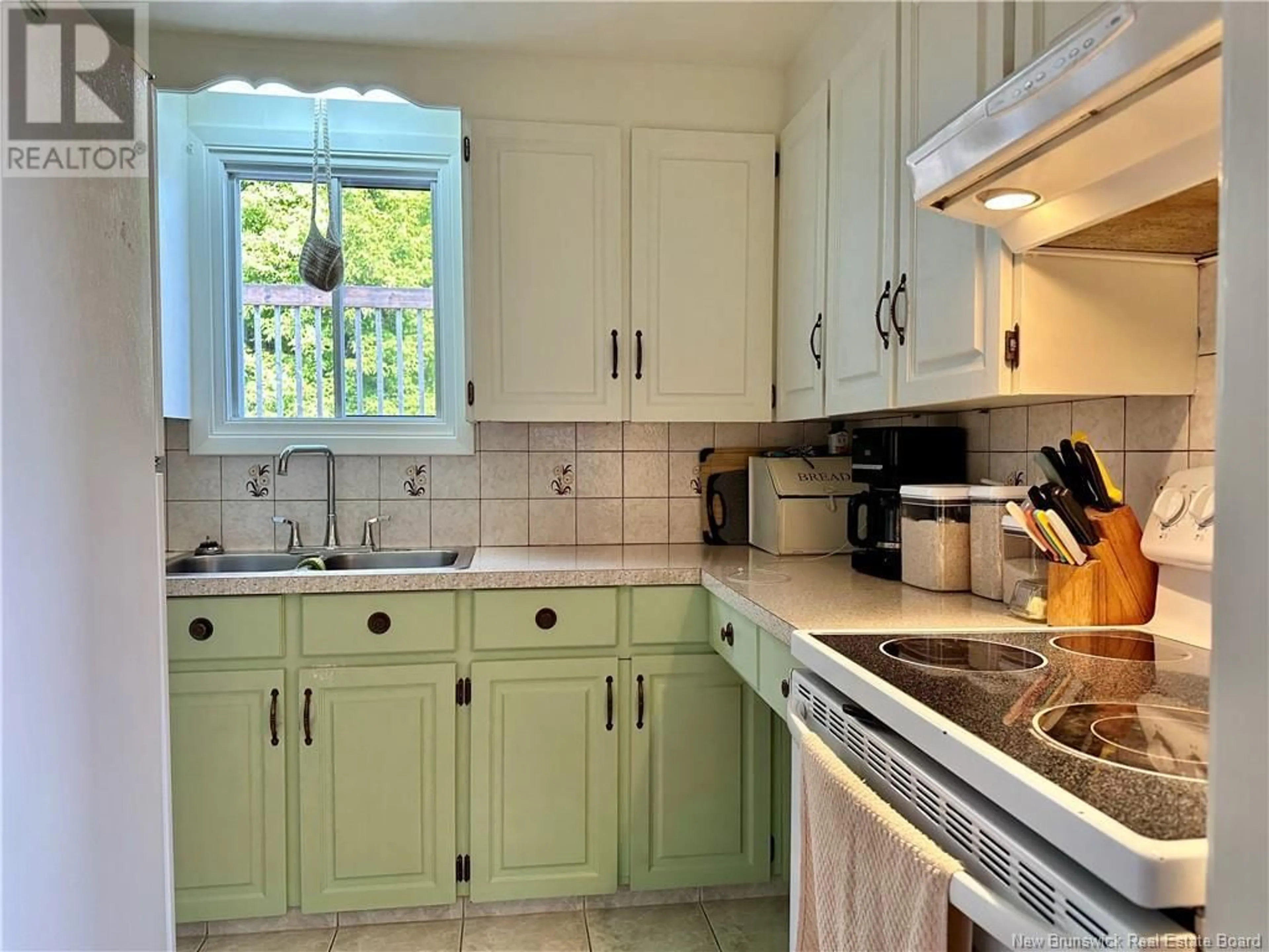 Standard kitchen, ceramic/tile floor for 95 34E AVENUE, Edmundston New Brunswick E3V2T4