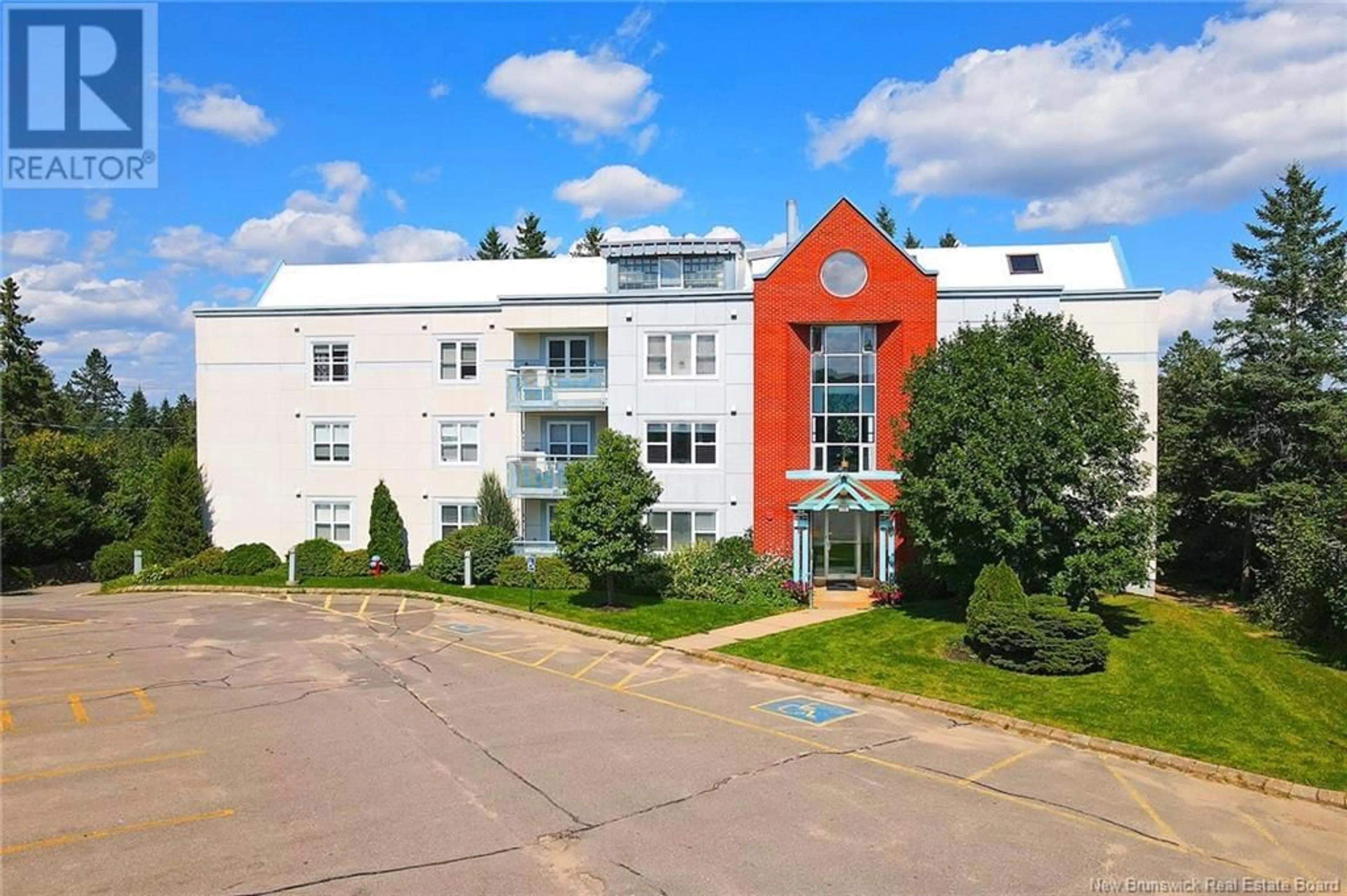 A pic from outside/outdoor area/front of a property/back of a property/a pic from drone, building for 160 - 500 VENUS COURT, Fredericton New Brunswick E3B3A9