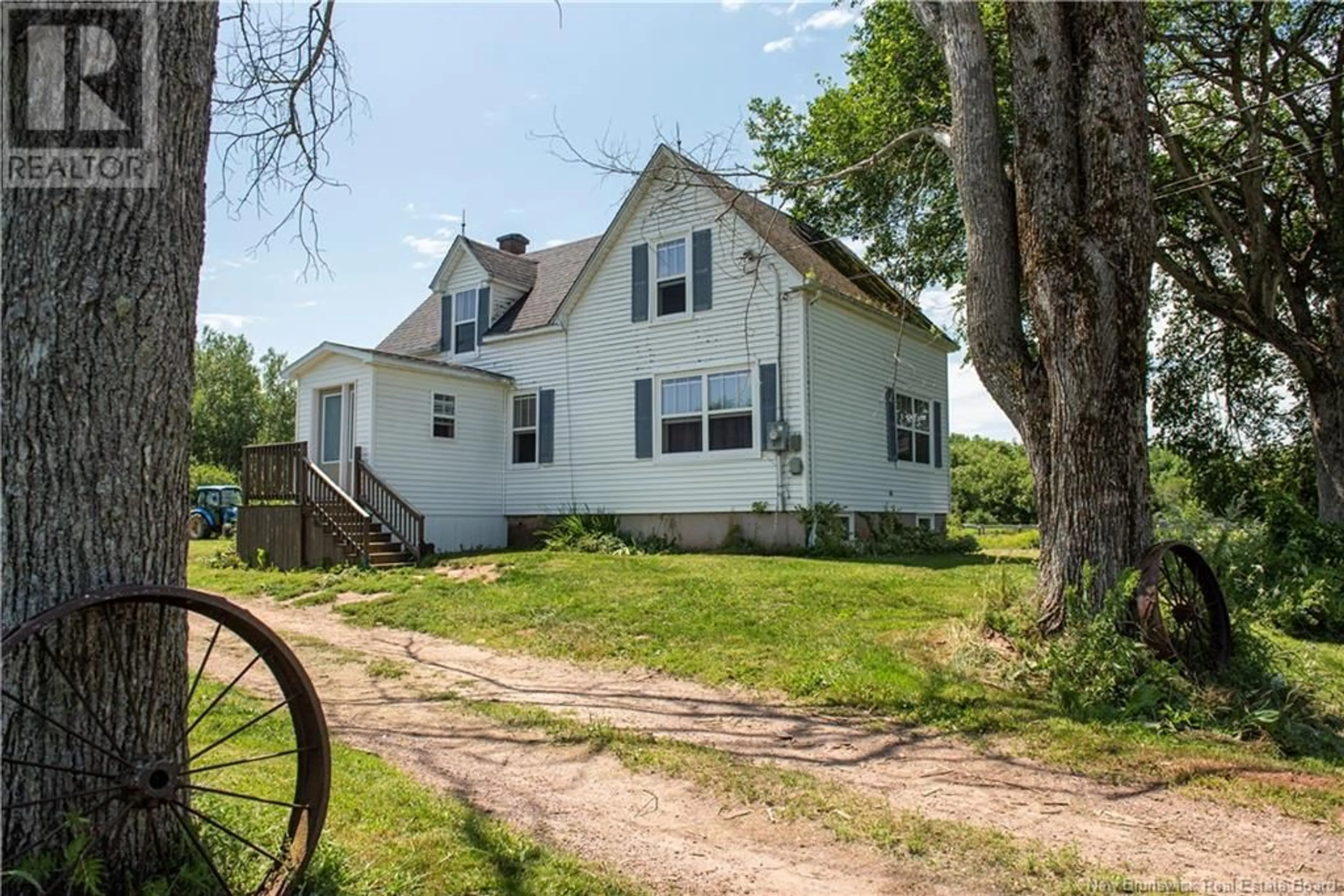 A pic from outside/outdoor area/front of a property/back of a property/a pic from drone, street for 535 CH LEBLANC, Saint-Andre-LeBlanc New Brunswick E4P6B2
