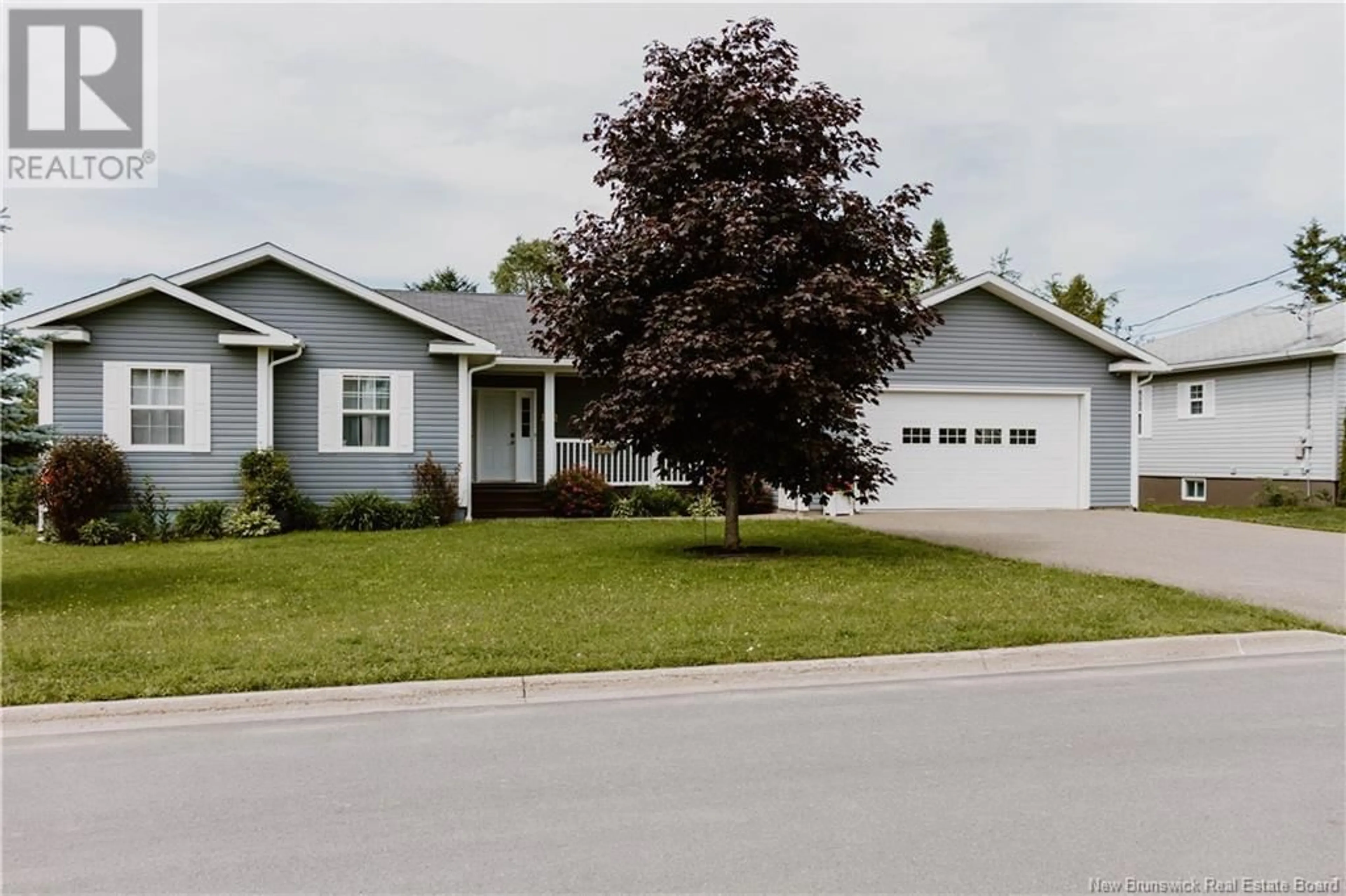 Home with vinyl exterior material, street for 182 EASTWOOD DRIVE, Woodstock New Brunswick E7M3Z5